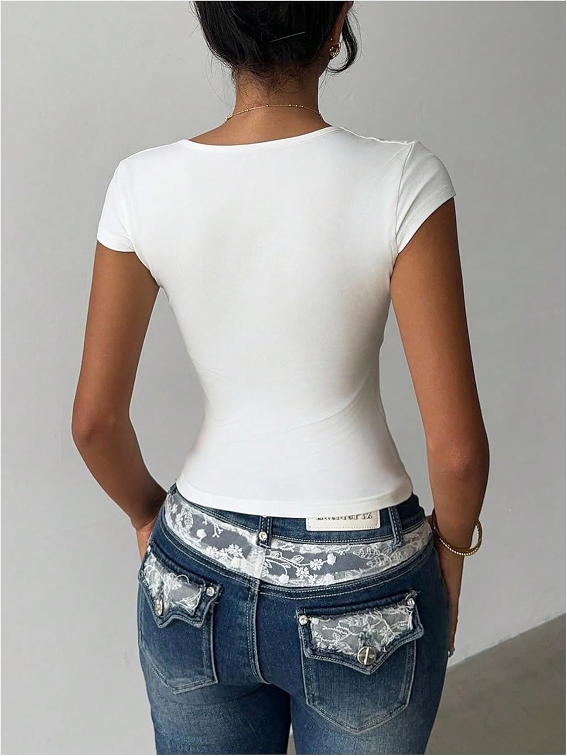 Floerns Women's Y2k Lace Trim V Neck T Shirts Cap Sleeve Fitted Summer Crop Tops - Image 2