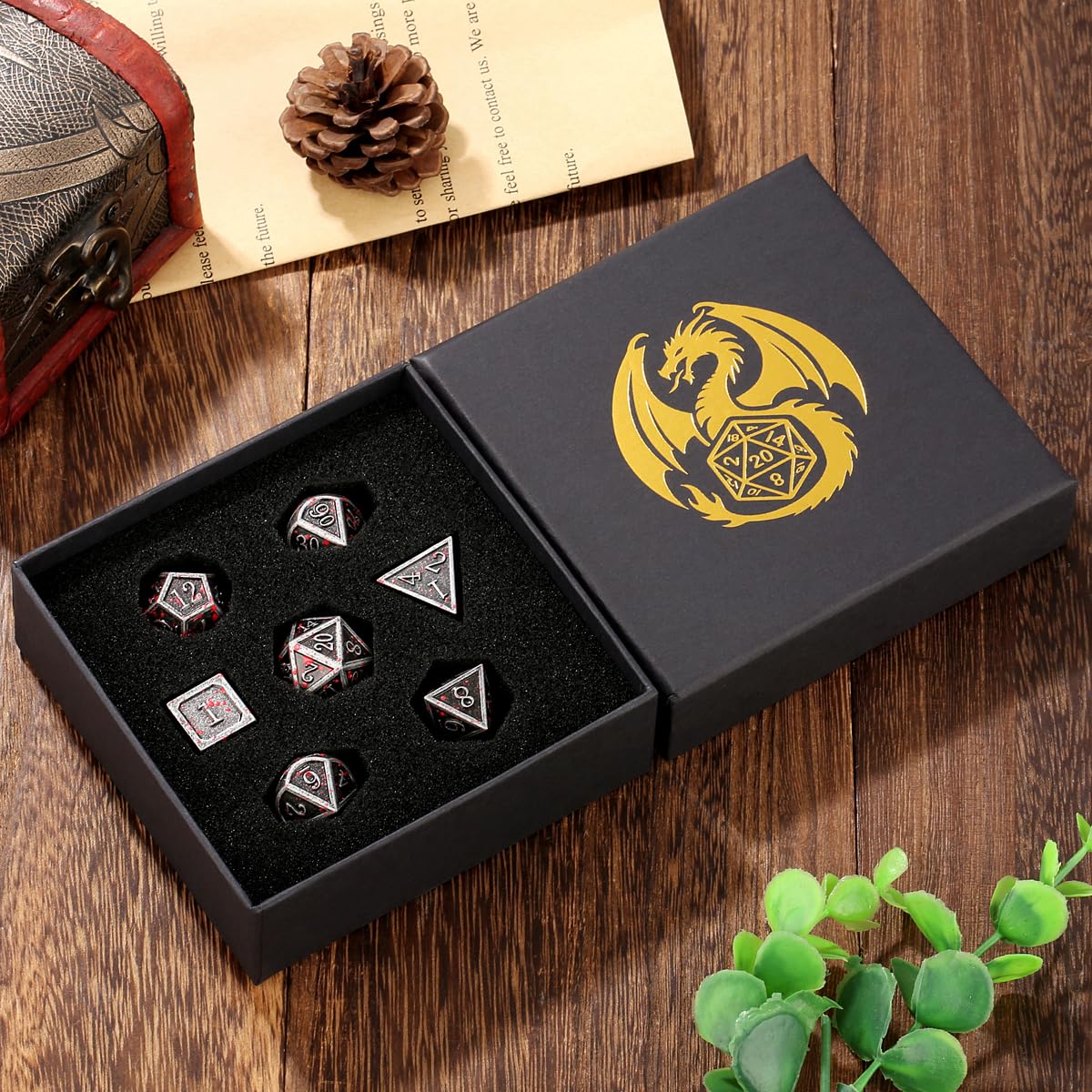 Set di Dadi in Metallo D&D, 7 pezzi di Dadi Poliedrici in Metallo, Accessori per Giochi di Ruolo, Regali DND con Scatola Regalo, D20, D12, 2 D10 (00-90 e 0-9), D8, D6 e D4, Argento Macchiato di Sangue