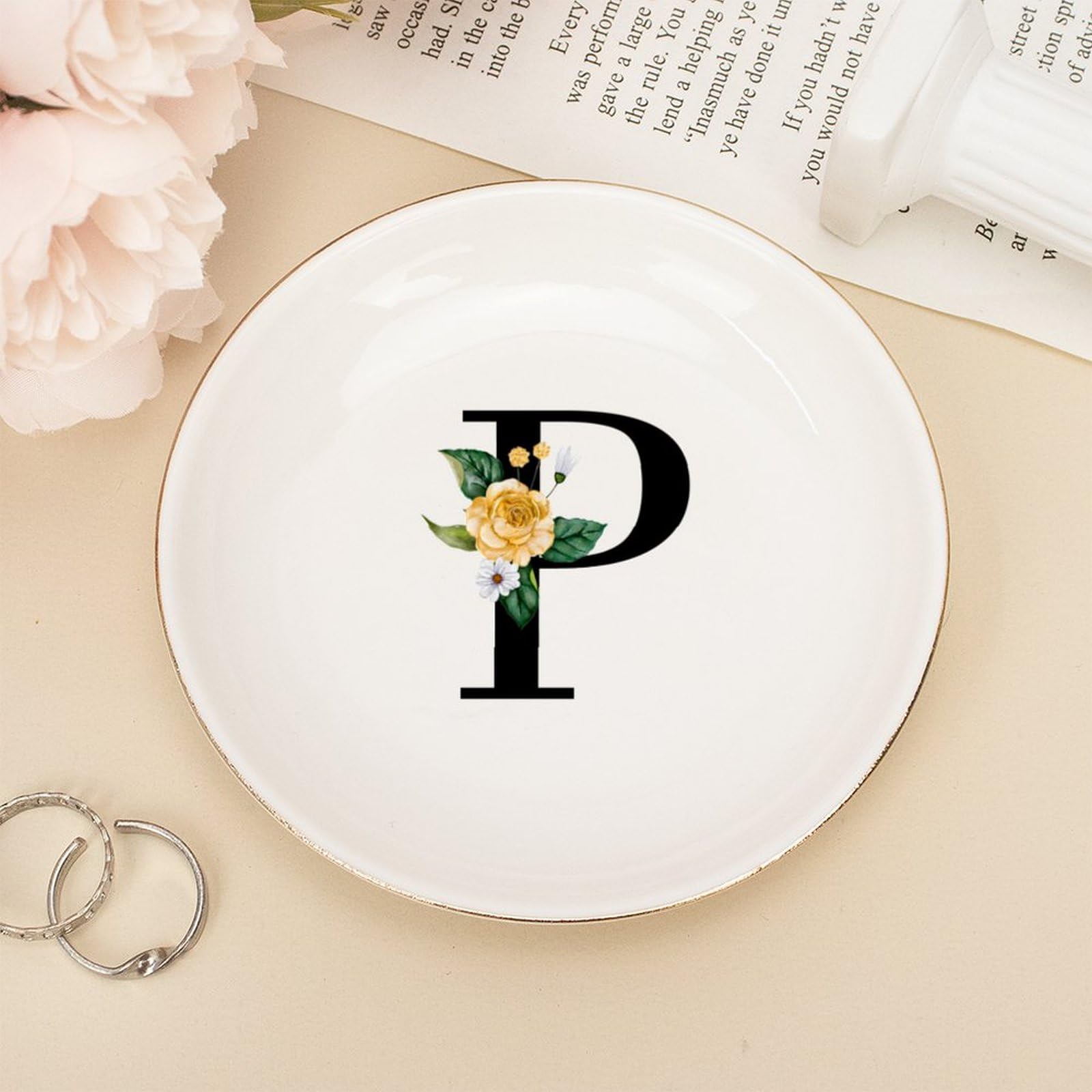 Plateau en céramique blanc personnalisé avec initiale dorée pour bijoux