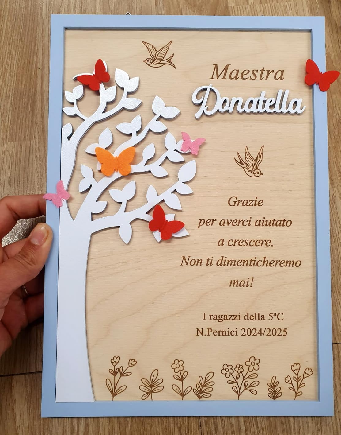 Quadro di Ringraziamento per Maestra Maestro Personalizzato, Decorazione in Legno con Farfalle ed albero della vita, idea regalo di fine anno, chiusura scuola - dedica personalizzata