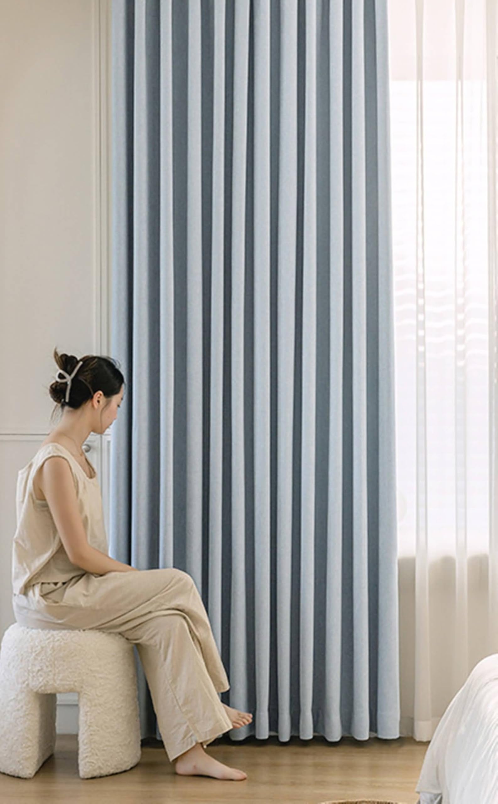 Rideaux salon occultants pour créer une ambiance cocooning bleu clair Beydodo en chenille douce