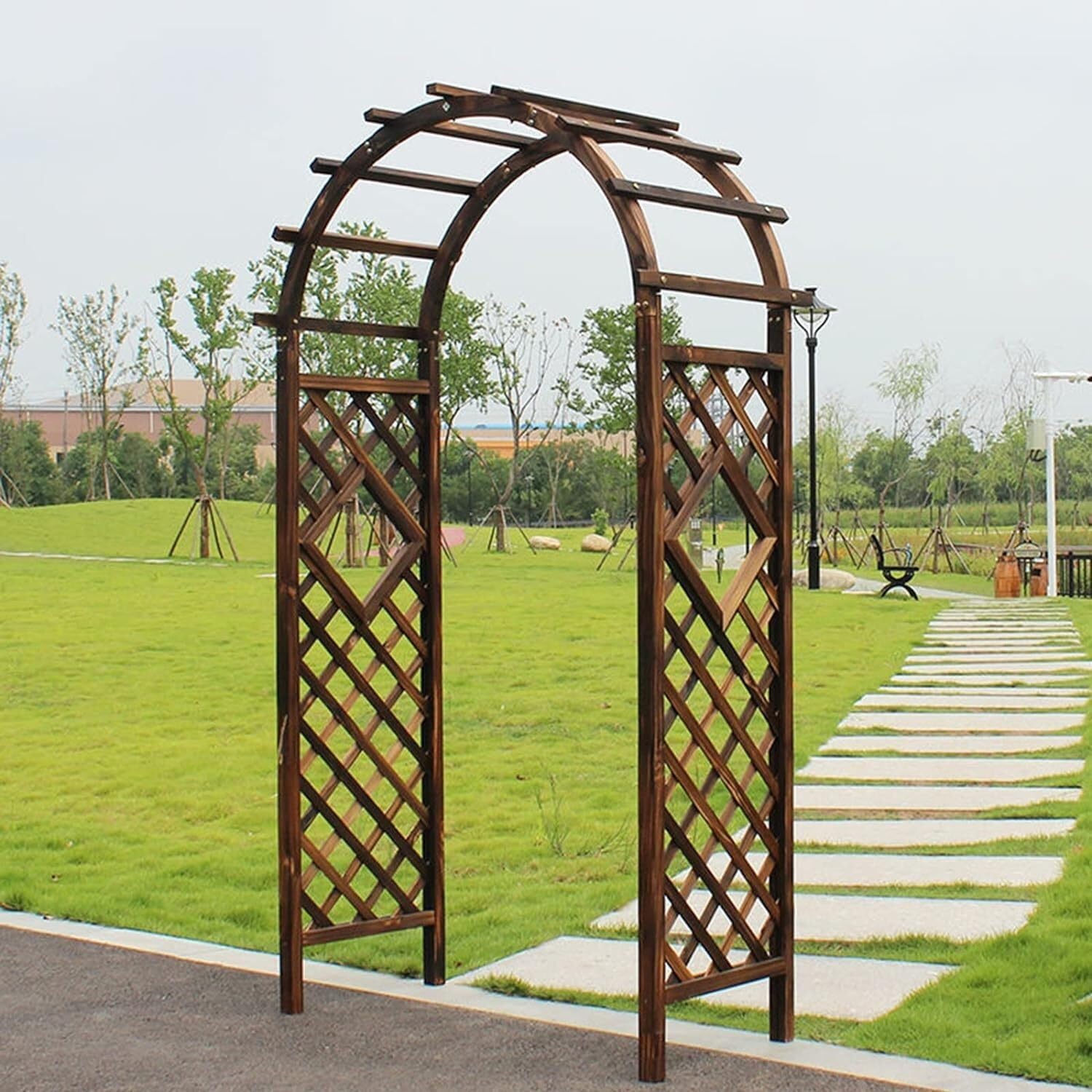 Arches en bois pour guider vos plantes grimpantes et décorer le jardin
