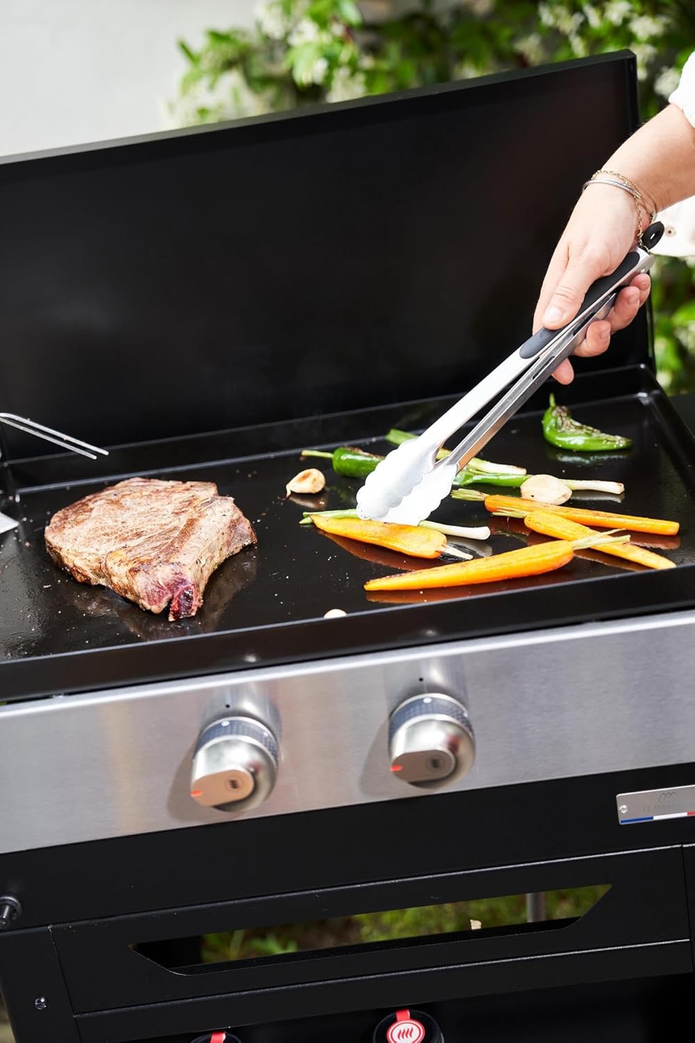 Steak and vegetables cooking on the LE MARQUIER Plancha Original 260 Duo Edition