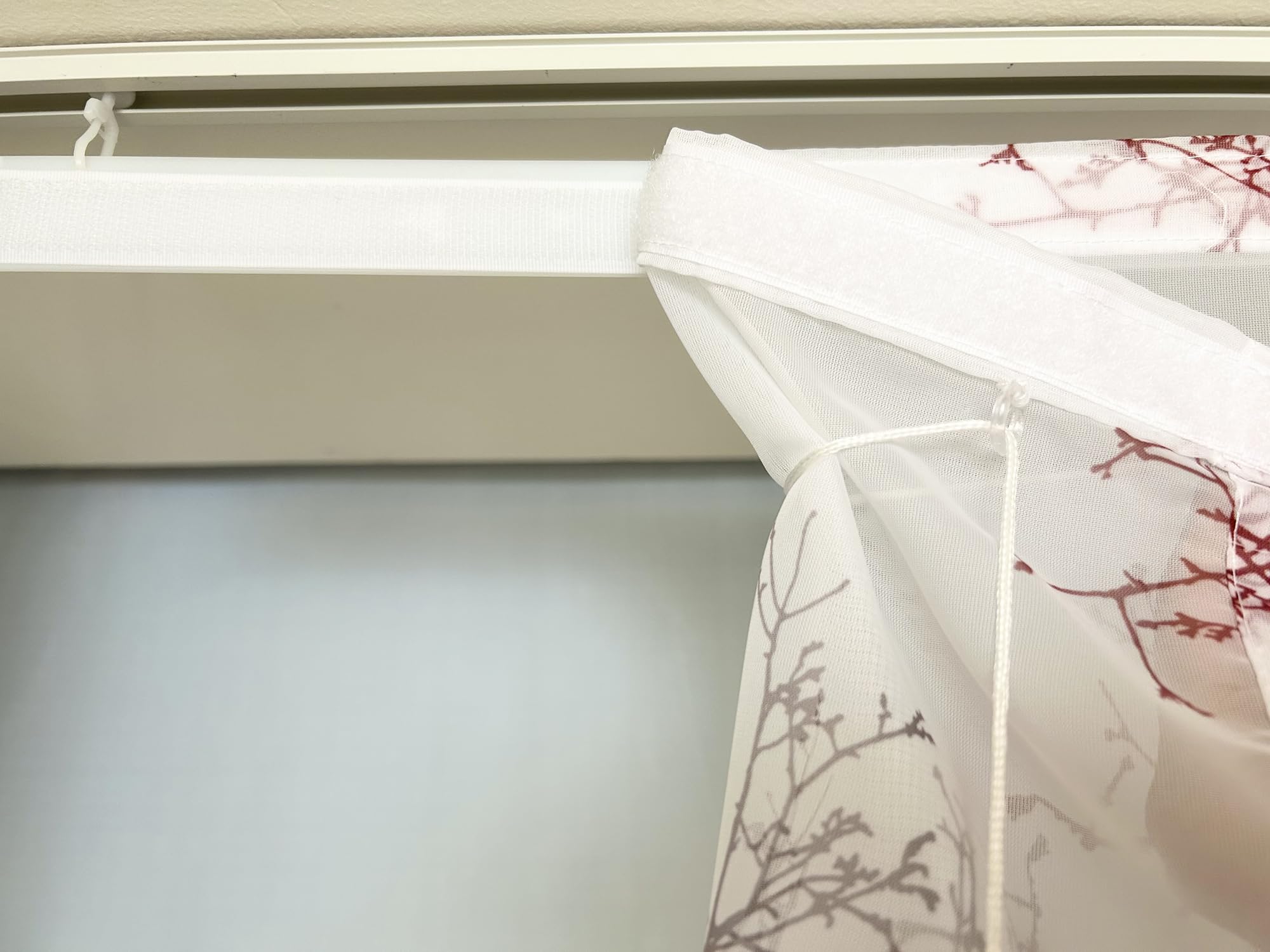 Devola Raffrollo Zweige Gardinen mit Druck Raffgardine Landhaus Rollos für Fenster Küchenvorhang Kurz Transparent Modern Fenstergardinen Wohnzimmer HxB 140x120cm Rot mit Klettband 1 Stück
