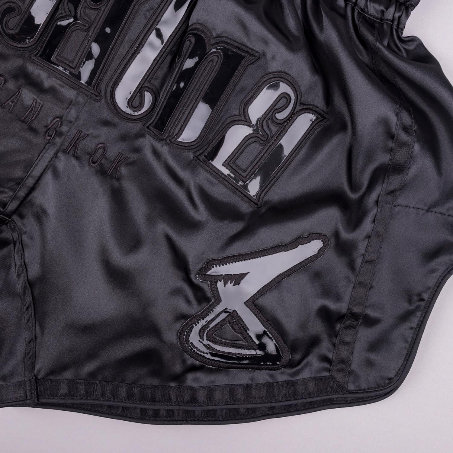 8 WEAPONS Muay Thai Shorts Bangkok, Schwarz-Matt, Kickboxhose für Training & Wettkampf, Thaibox Shorts Polyester, Atmungsaktiv, Langlebig, Kampfsporthose für MMA, K1, Boxen, Thai Boxen