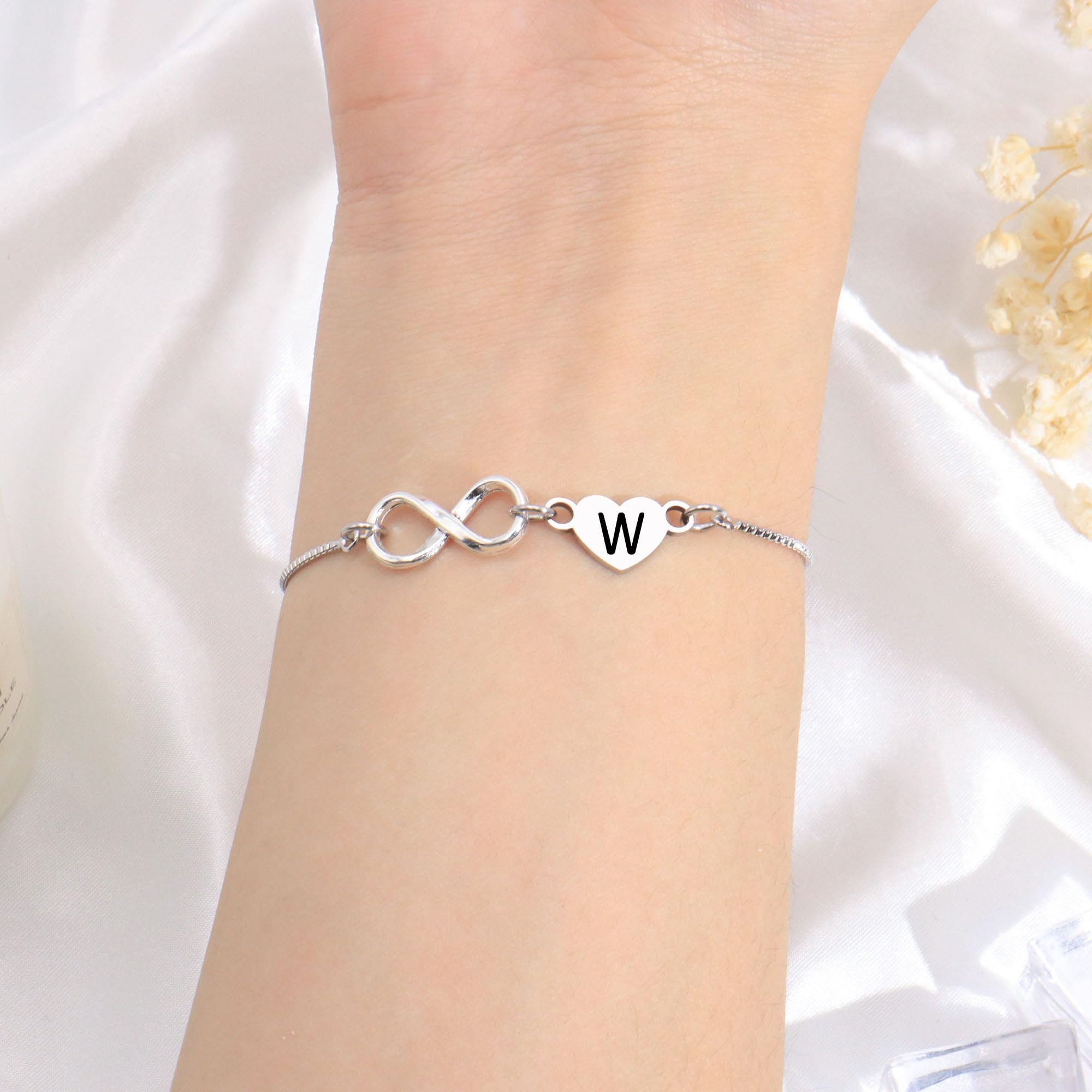 SAMORION Lettere Braccialetti Infinity Gioielli,Acciaio Inossidabile Infinity Braccialetti Pendenti Per le Donne,Mamma Figlia, Amici Sorella Infinito Bracciali Cuore Gioielli Regalo Regolabile