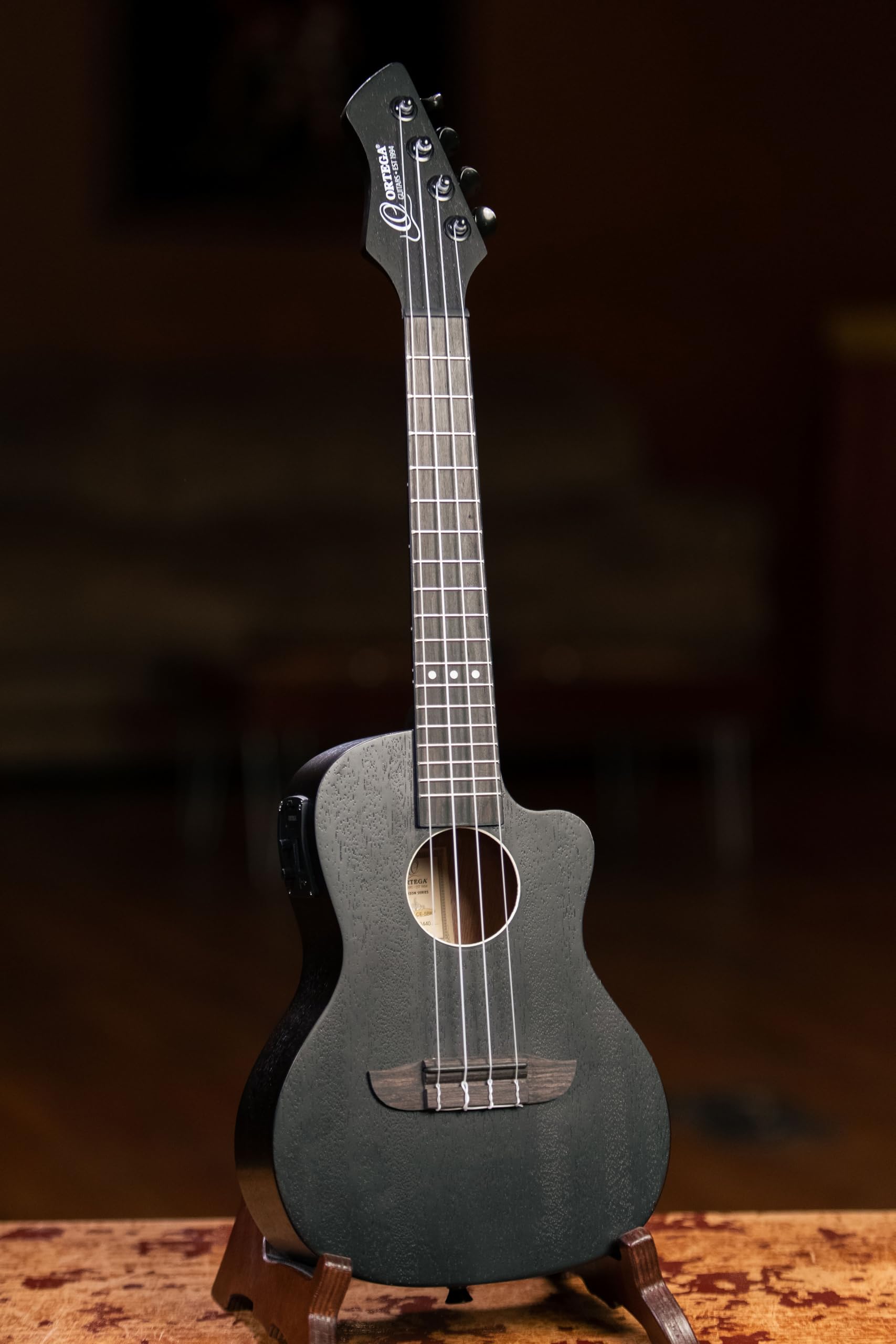 Ortega Guitars Ukelele Concierto electroacústico - Horizon Series - pala invertida - Okoume (RUHZ-CE-SBK)