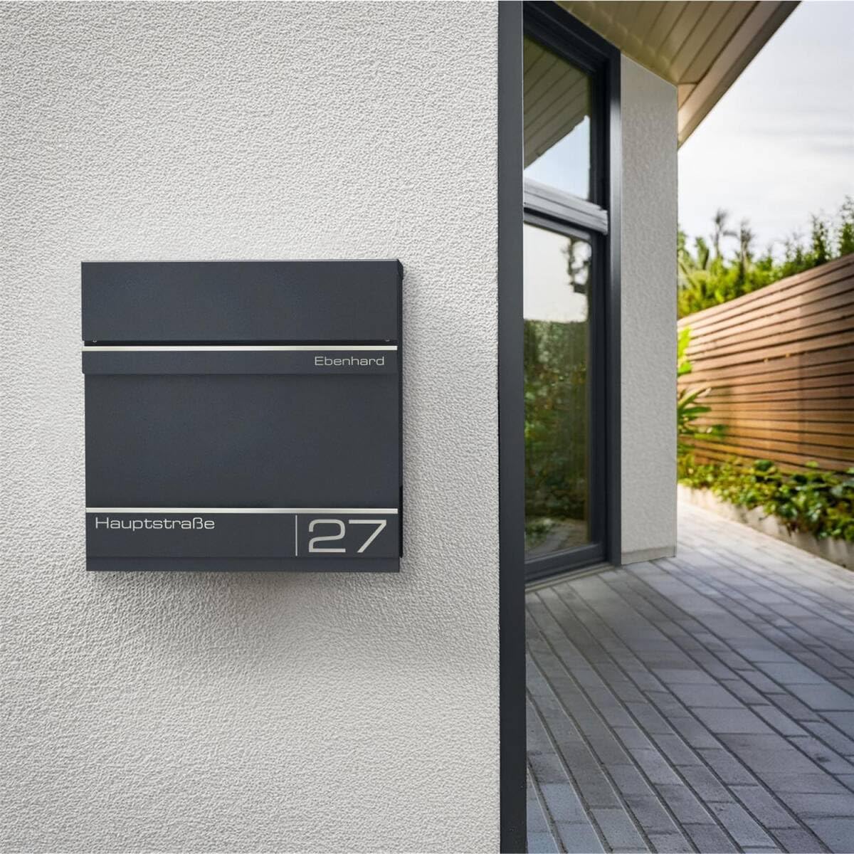Metzler Briefkasten Personalisierbar Anthrazit RAL 7016 - mit Zeitungsfach - Wandbriefkasten mit Edelstahl Namensschild und Hausnummer Lesergravur - UV-beständig und Rostfrei (Mit Gravur) - Herrmann