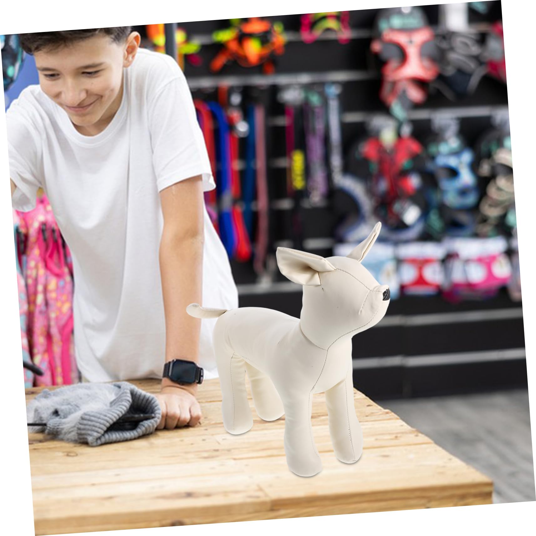 MAGICLULU Sitzende Hunde in Größe S Schaufensterpuppe aus Weißem Leder zur Präsentation von Hundebekleidung und Hundezubehör im Tiergeschäft
