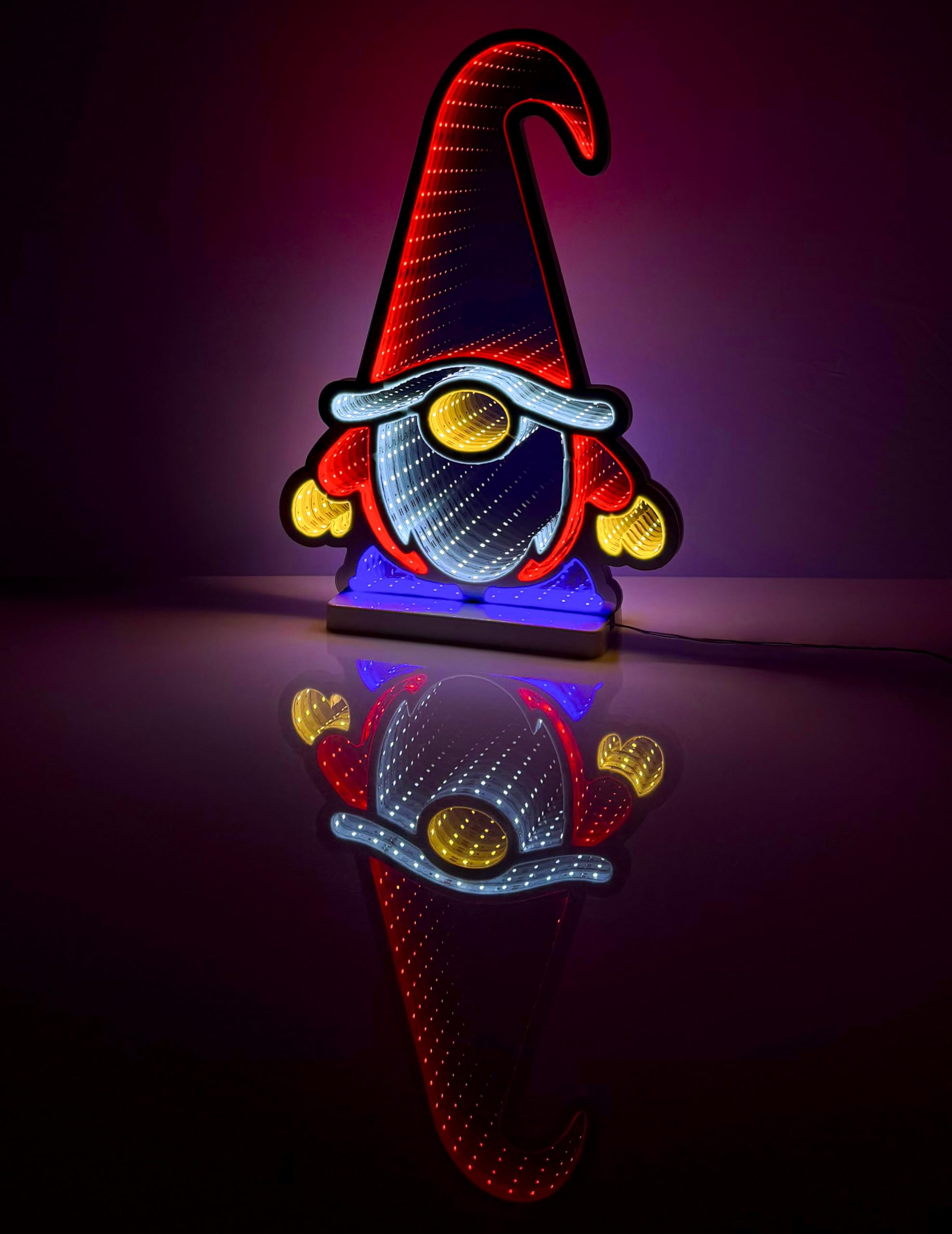 Brandsseller Weihnachtsbeleuchtung mit Infinity-Effekt 29x8x40 cm - LED Dekofigur aus Kunststoff, Timer 6/18h, 3m Kabel, moderne Weihnachtsdeko für Innen - Wichtel mit Armen