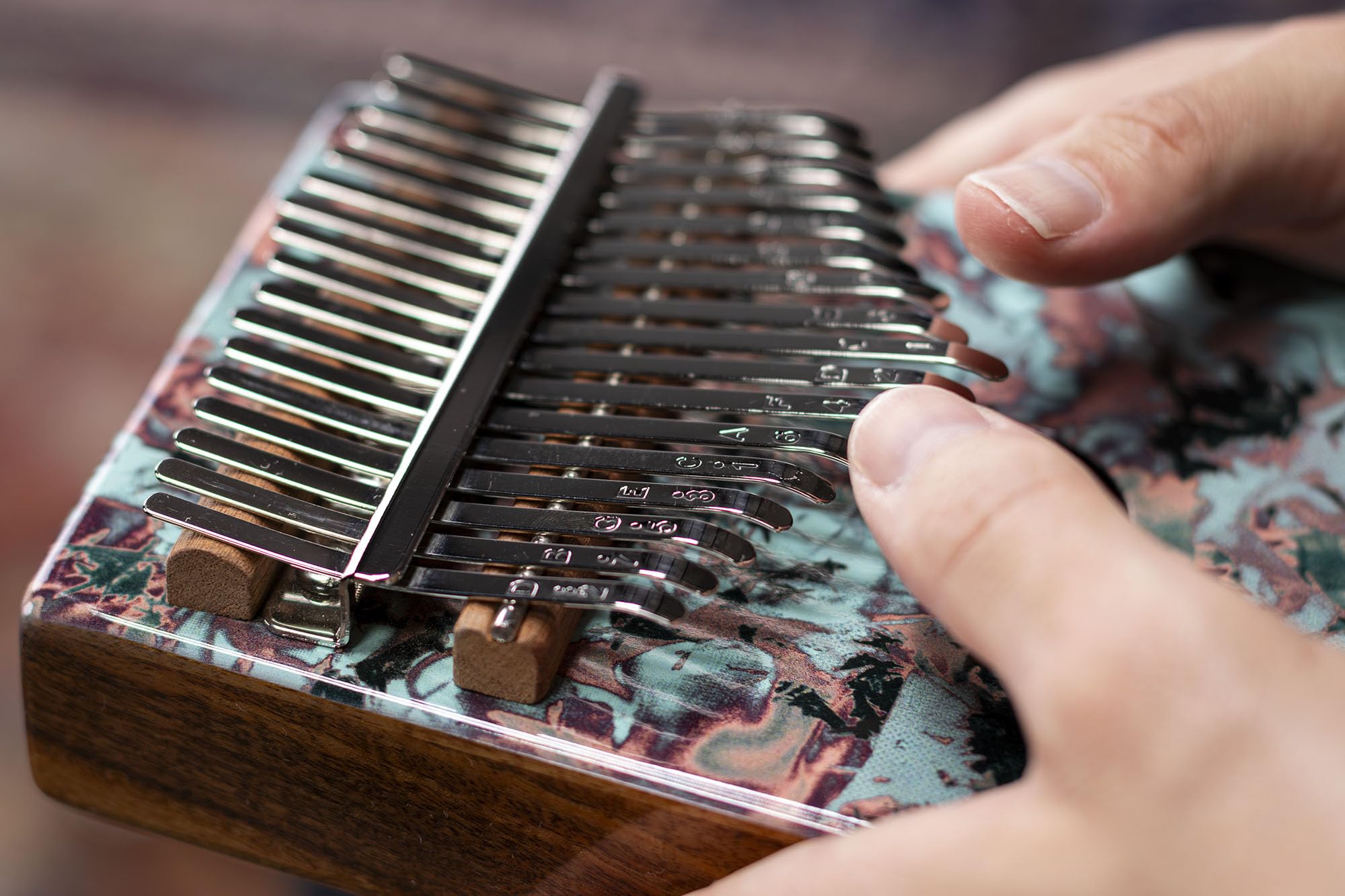Meinl Piano de pulgar Kalimba de percusión, 17 teclas, incluye martillo de afinación y funda, para meditación, ASMR, terapia de sonido y yoga, 2 años de garantía (KA17CR)