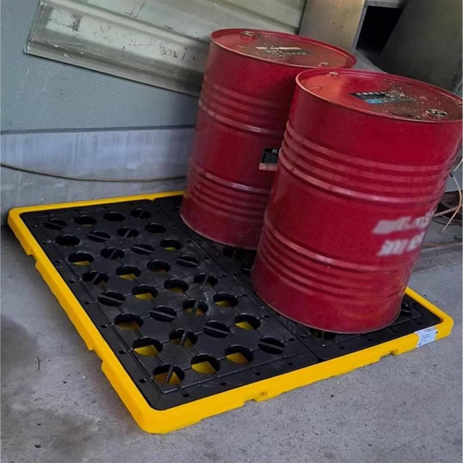 Stackable Polyethylene Spill Containment Platform, Modular Drainable Pallet, Heavy-Duty Load Capacity Tray, Yellow & Black, 33x33x5.8cm for Industrial Use