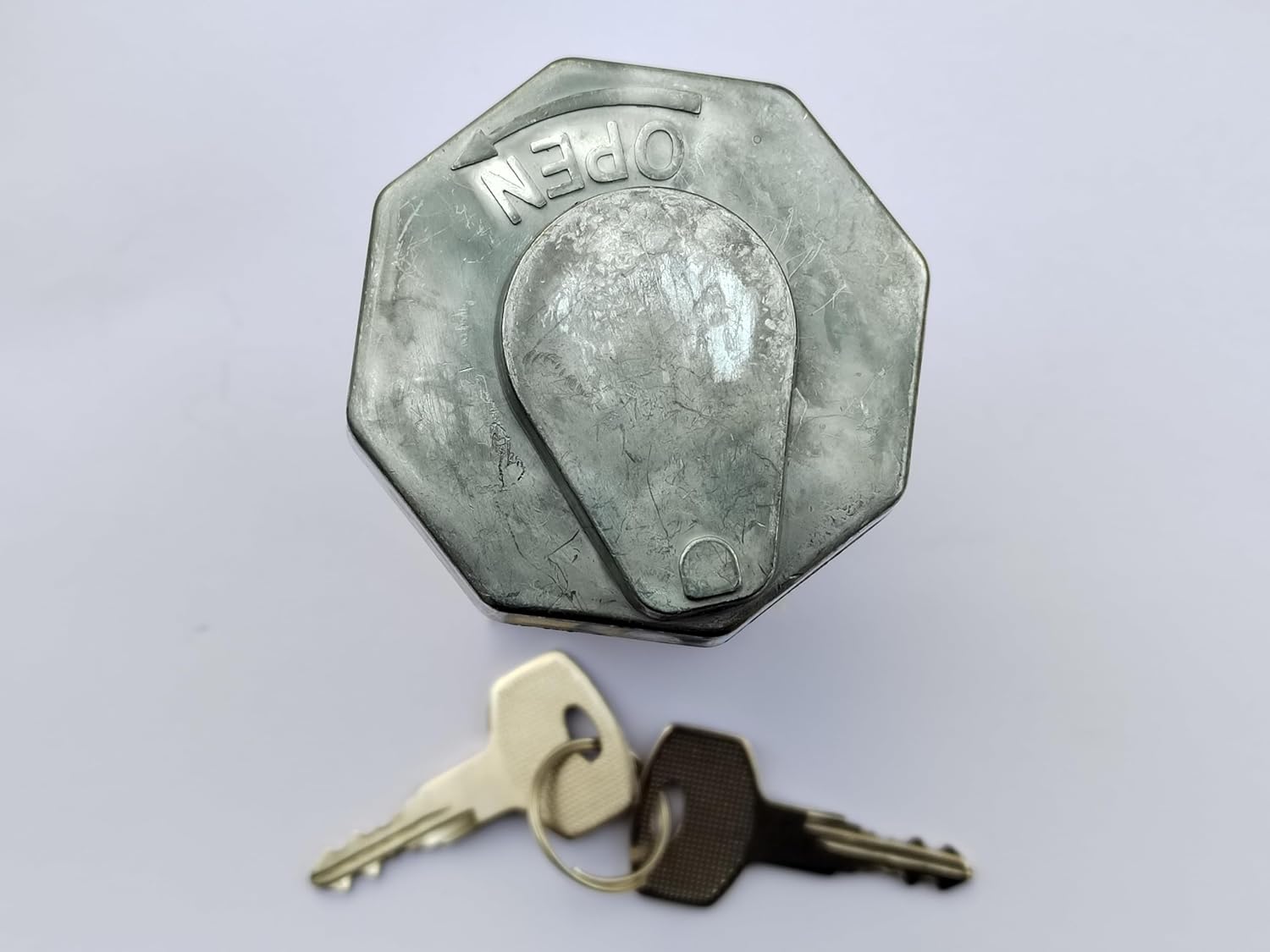 Fuel Tank Cover,Fuel Tank Cap Zinc Alloy with 2 Keys for Mitsubishi Fuso Canter 2006 FE84D FE85D FE71 FE85 FE83 Replaces MC995804