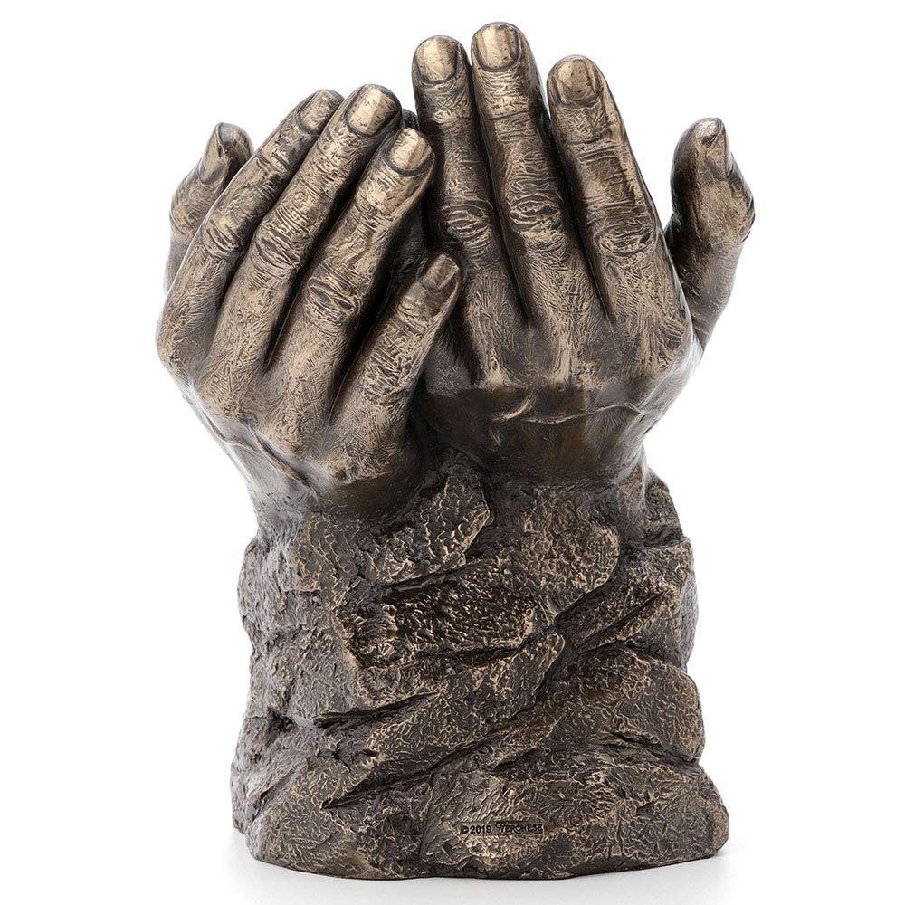 Veronese Design Estatua de bebé durmiendo en manos del Señor Cruz religiosa motivacional espiritual escultura religiosa con acabado de bronce antiguo