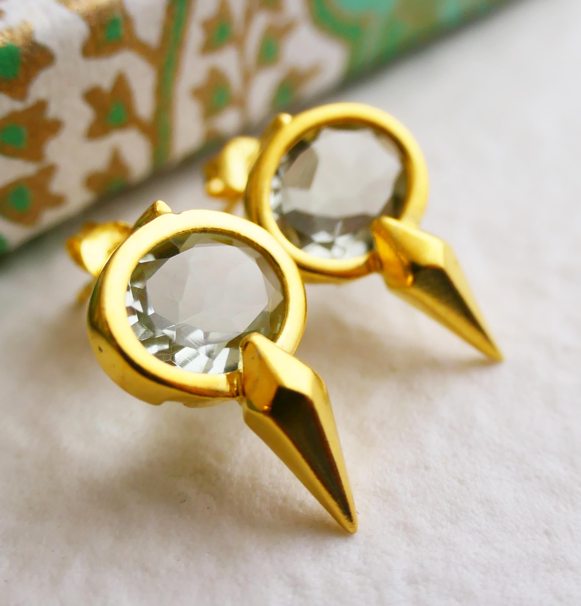 Orecchini a Bottone in Argento 925 Placcato Oro con Ametista Verde - Gioielli Artigianali Moderni da Donna - Design Geometrico Elegante Fatti a Mano in Norvegia