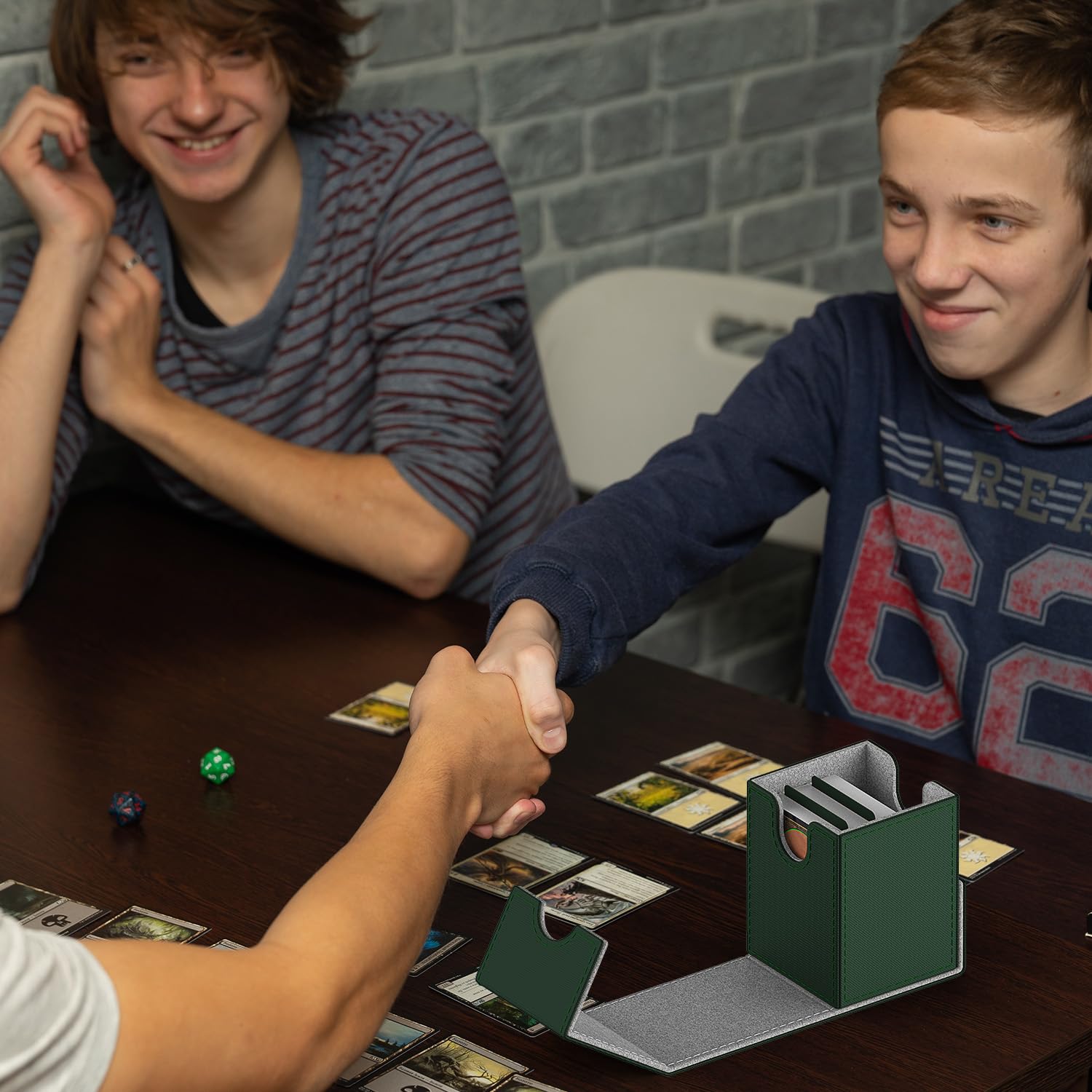 Scatola Porta Carte per MTG Carte, Magnetica Deck Box con 2 Divisori, Con Capacità di 110 TCG Carte, Ideale per le Carte Collezionabili - Verde