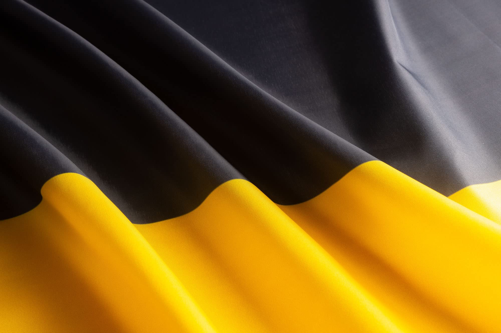 PHENO FLAGS Baden-Württemberg flag - German flag 3x5ft with brass eyelets - weatherproof flag for flagpole - 100% polyester - 90x150cm - Image 3