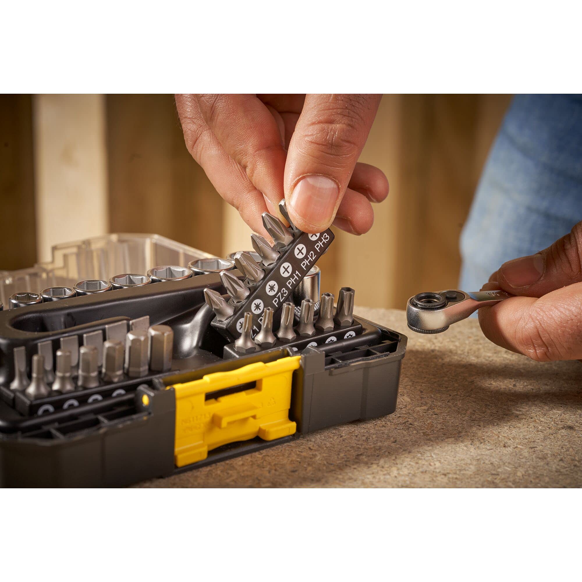 Stanley FMMT19101-0 FatMax - Juego de 37 piezas (1/4", en maletín pequeño, compatible con el sistema T-STAK, incluye llave de carraca, vasos, puntas y portapuntas), color negro y amarillo