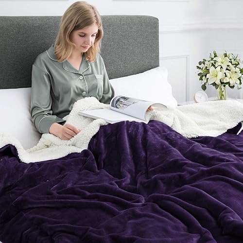 Vista 2 de IR Imperial Rooms Mantas Sherpa tamaño Queen – Mantas gruesas y cálidas para invierno, reversible, suave y esponjosa, tamaño Queen para cama, Morado