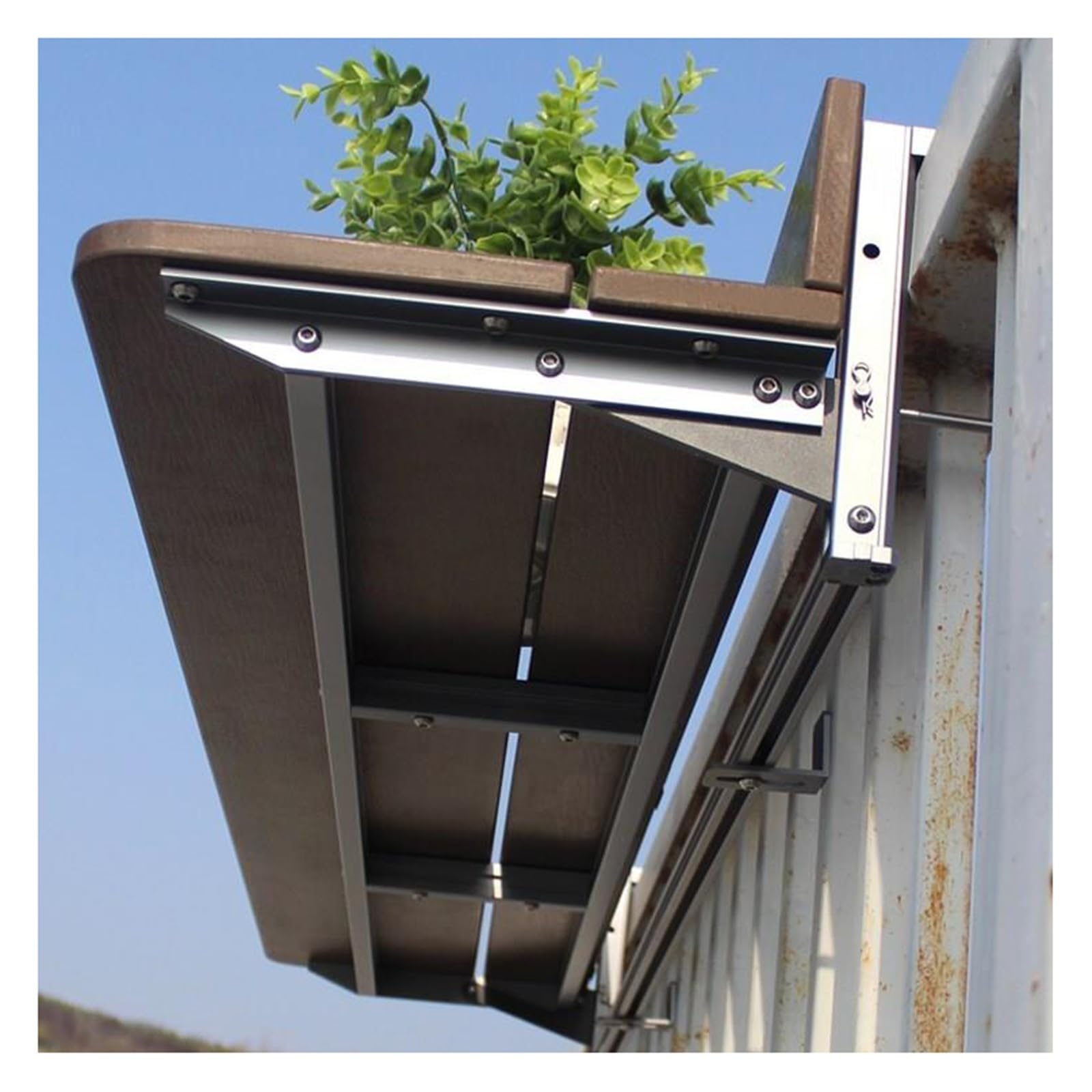 Escritorio plegable para patio que soluciona la falta de espacio en balcones