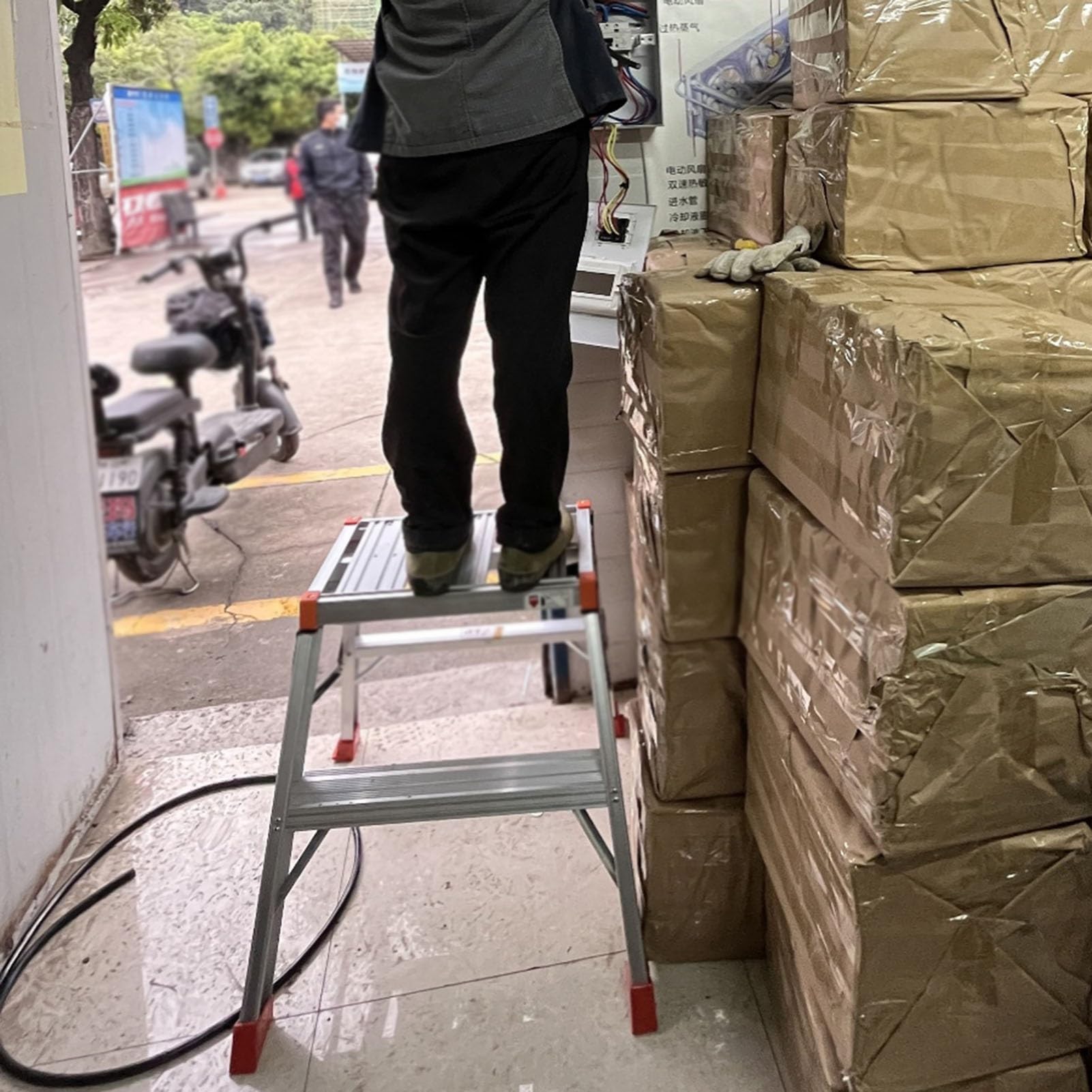 Taburete plegable, plataforma de trabajo de aluminio portátil, asiento de picnic al aire libre, escalón de escalada de coche, resistente con capacidad de 150 kg, diseño compacto y ligero