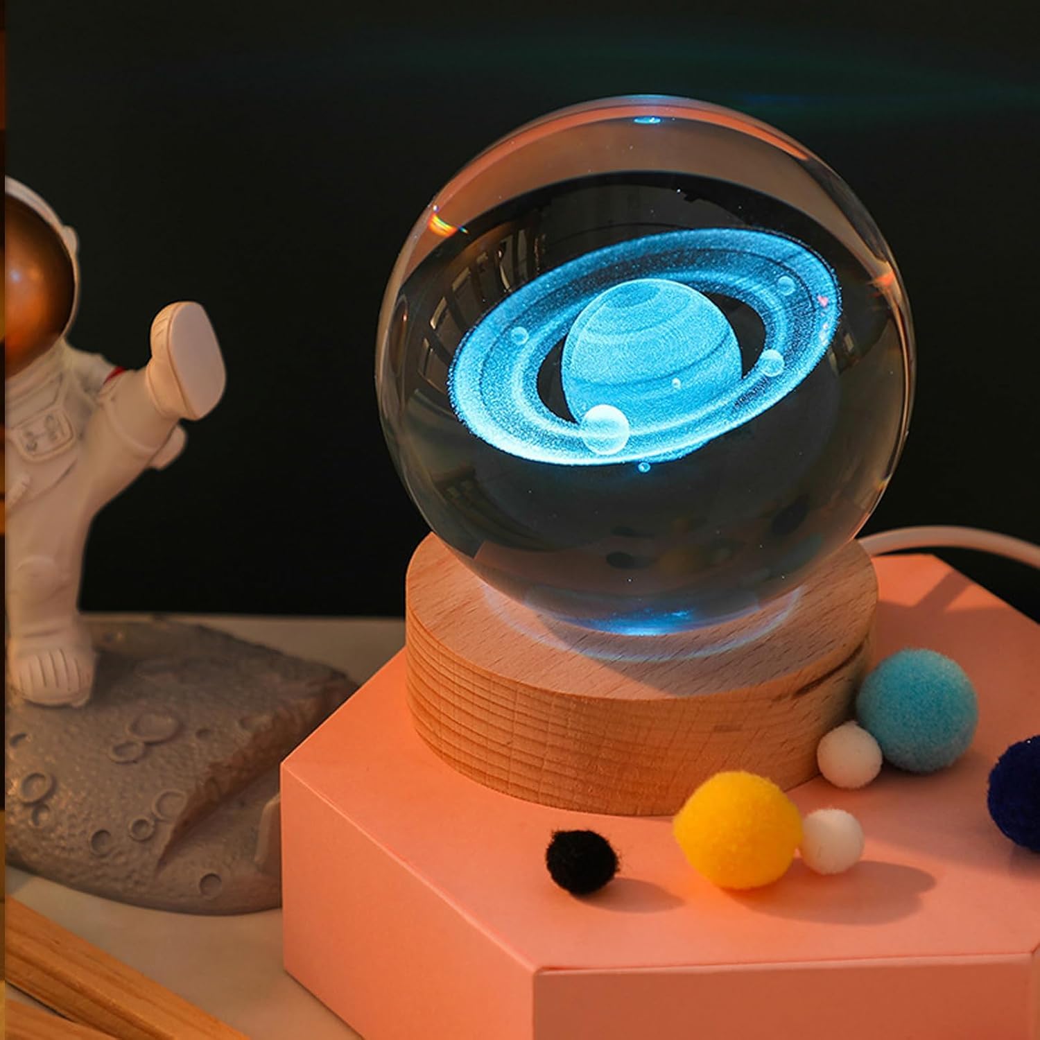 Lampada Sfera di Cristallo Saturno 3D (8cm) – Luce Notturna LED Multicolor con Base in Legno Massello e Batteria Ricaricabile USB, Sfera in Vetro K9 per Decorazioni Casa, Camera e Regalo Astronomia