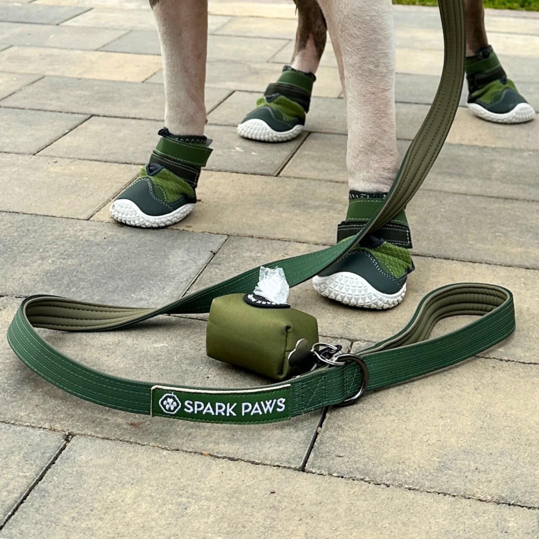 Spark Paws Juego de correa para perro y bolsas de excrementos premium, gancho de aleación resistente para razas que tiran fuerte, cómodo, duradero y seguro - Verde militar