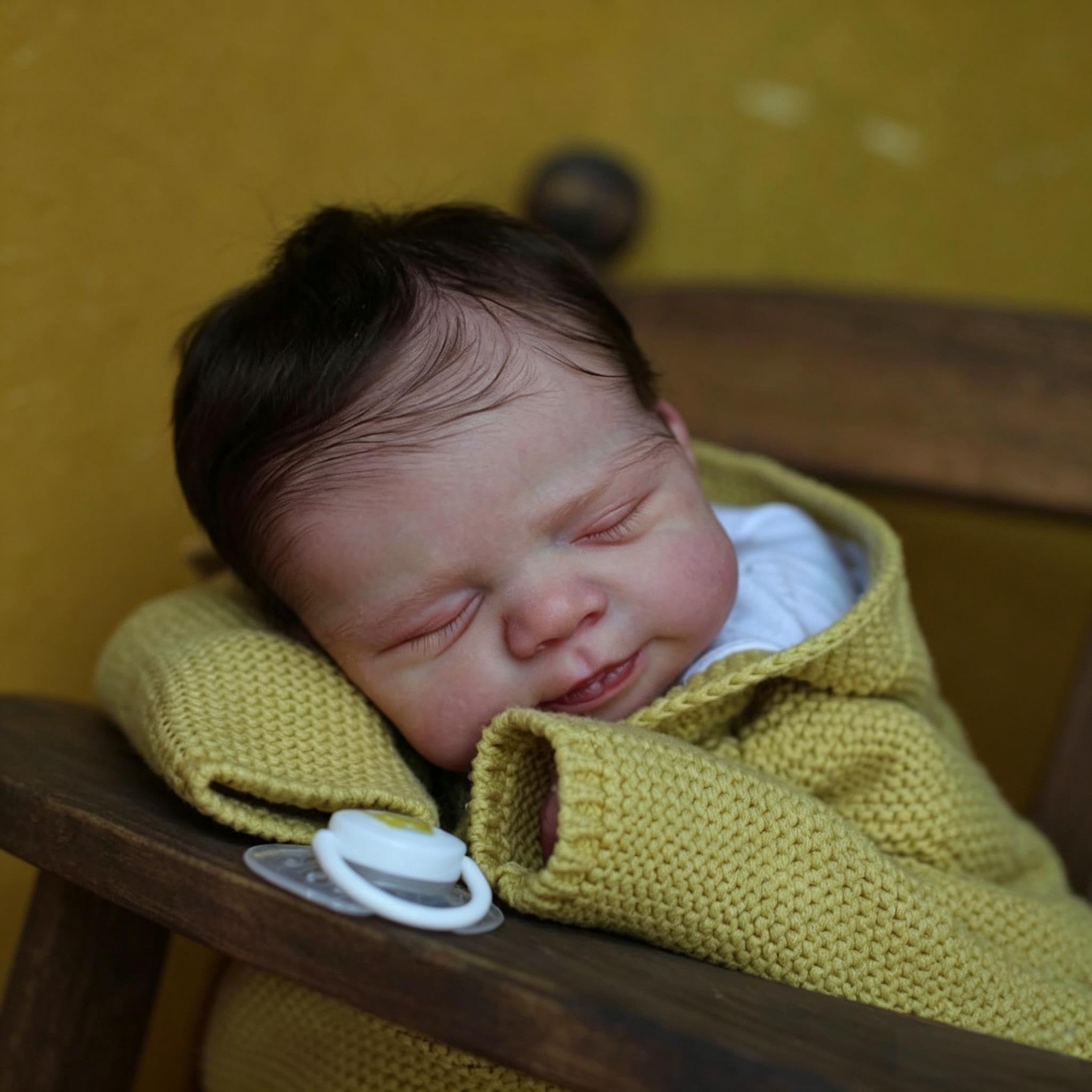 Realistyczne silikonowe lalki Reborn Baby Dolls Śpiąca Dziewczyna 45 cm Realistyczne lalki noworodka Pełne winylowe życie jak Reborn Baby Doll z żółtym swetrem, które wyglądają jak prawdziwe