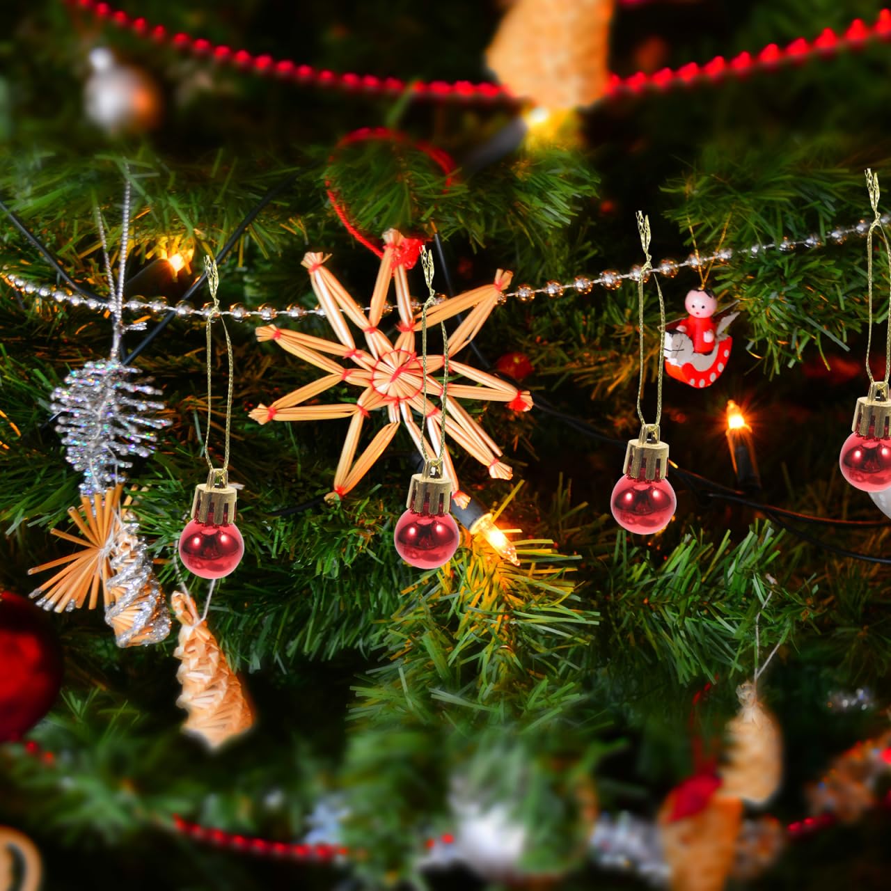 TOPBATHY Lot de 24 Boules de Noël Rouges en Plastique 2 Cm Décoratives et Faciles à Suspendre pour Arbre de Noël et Décoration Intérieure Festive