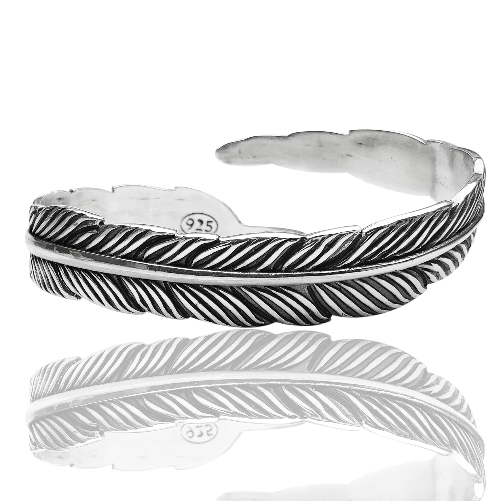 Ethno-Armband für Damen und Herren, starre Armspange in Federform in antikschwarzem 925er Silber.