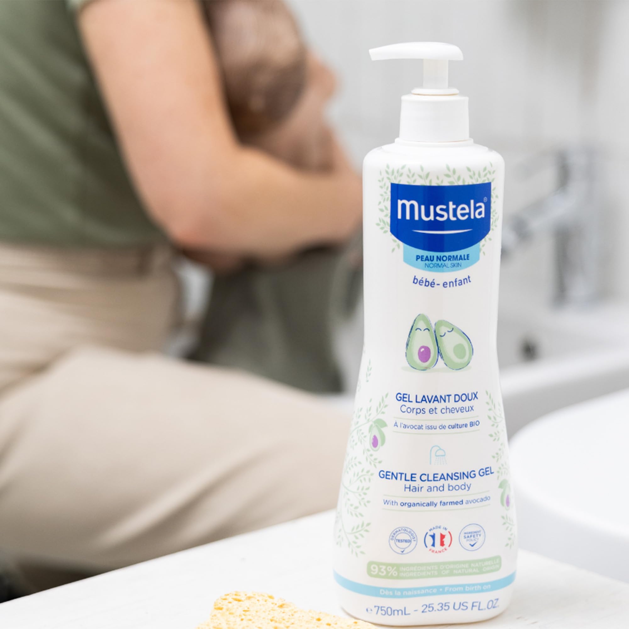 Mustela Detergente Delicato, Corpo e Capelli, per Neonati, Bambini, Adatto a tutta la Famiglia - Deterge Delicatamente e Non Brucia agli Occhi, 93% Ingredienti di Origine Naturale (750ml)