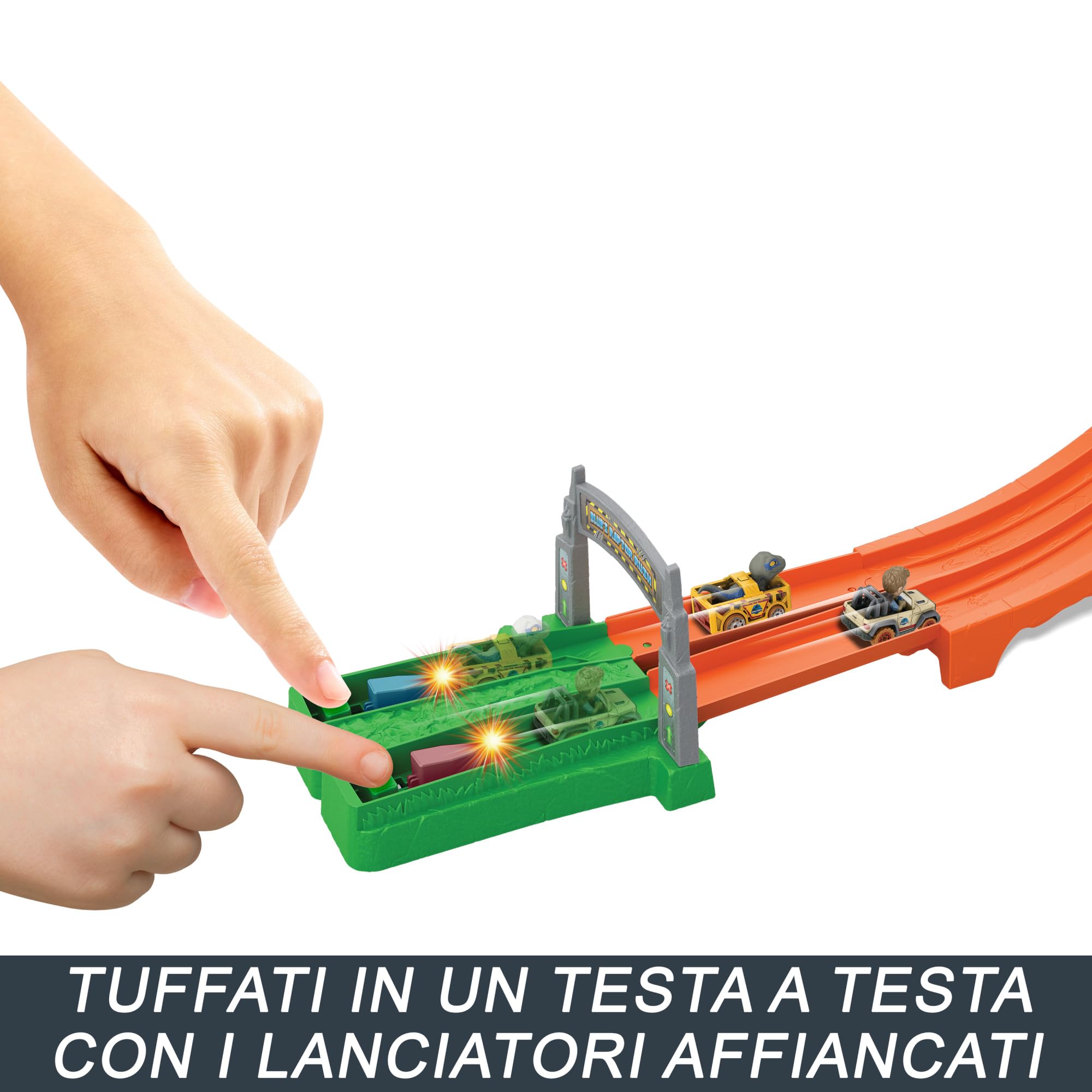 Hot Wheels RacerVerse - Pista Corsa del Velociraptor Blue, playset Isola di Jurassic World con 2 macchinine da corsa e i piloti Blue il velociraptor e Owen, giocattolo per bambini, 4+ anni, HTP12