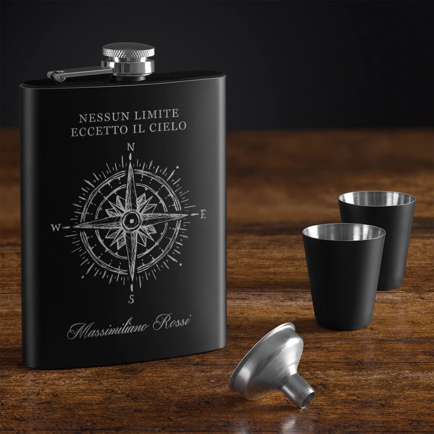 Fiaschetta nera in metallo - 200ml - 4 bicchieri e mini imbuto - incisione personalizzata - in acciaio inossidabile - dimensioni 15,5cm x 9,5cm - pensiero per uomo - bussola