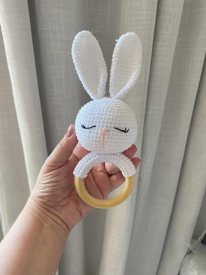 Mordedor e Chocalho de Madeira e Crochê Amigurumi (Coelhinho)