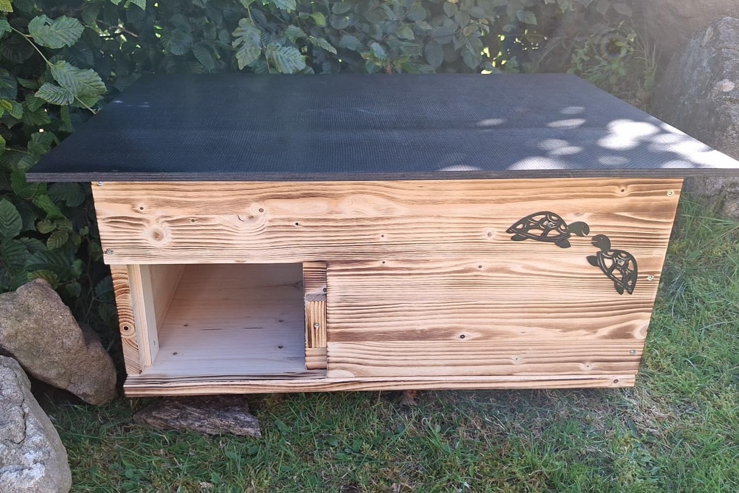 Schildkrötenhaus mit verschließbarem Eingang Boden und abnehmbares Dach aus 18mm starkem Fichtenvollholz geflammt (SK02G)
