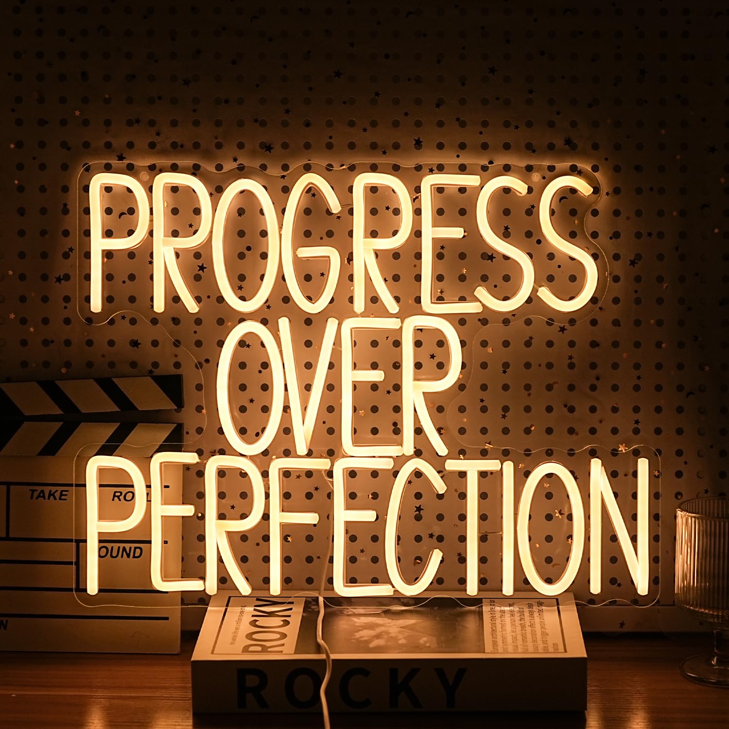 Neonowy znak "Progress Over Perfection" do dekoracji ścian, możliwość przyciemniania, ciepłe białe słowa, LED, zasilany przez USB, litery, neonowe światło do klasy, sypialni, biblioteki, gabinetu (40