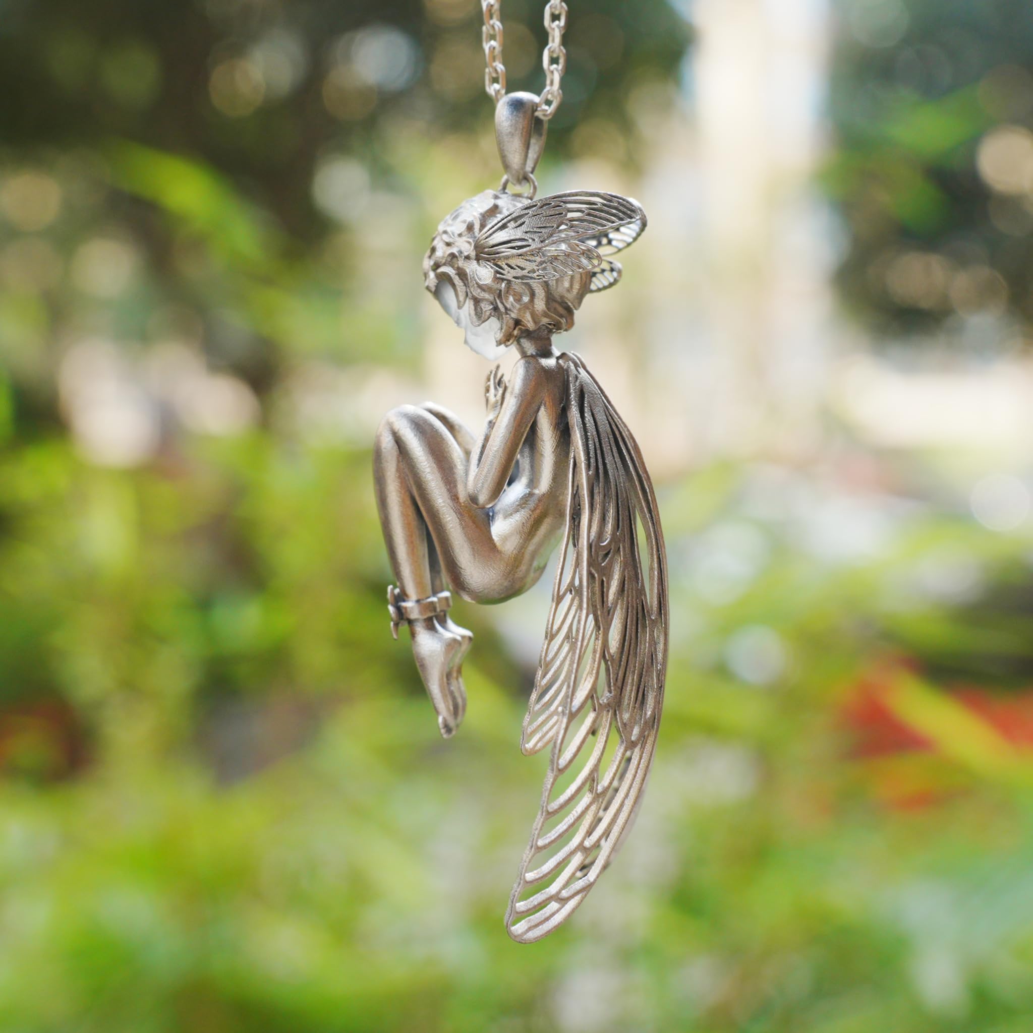 Generisch Handgefertigter Anhänger aus 925 Sterling Silber mit figurativ geschnitztem Bergkristall – Feenfigur mit Flügeln – Künstlerischer Talisman Schmuck für Damen und Herren