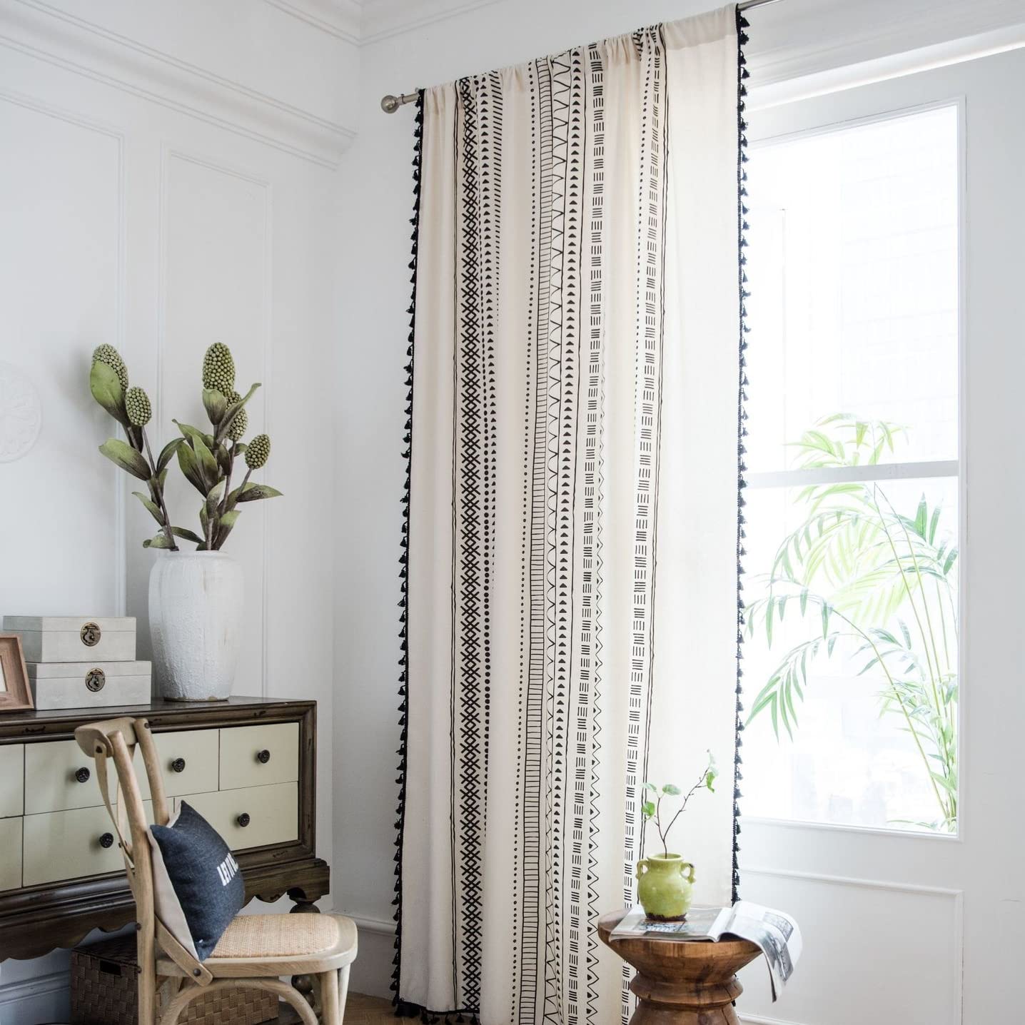 USTIDE 1 panel de algodón y lino, cortina rústica semi opaca, cortinas geométricas en blanco y negro, cortinas de bolsillo para barra con borlas para sala de estar, dormitorio, balcón, 150x220 cm