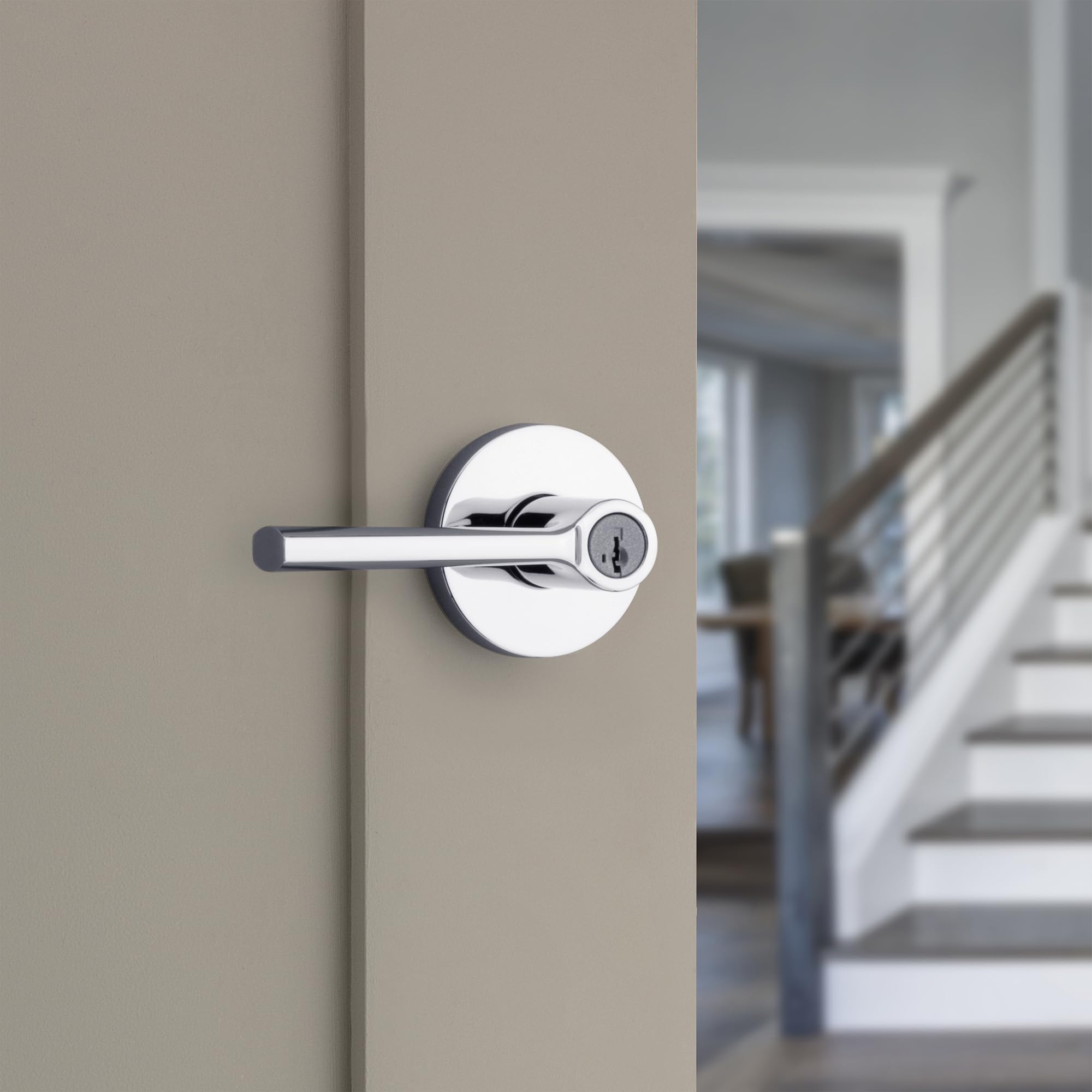 Kwikset Lisbon - Pomo redondo para puerta de entrada con cerradura y llave, manija segura con llave exterior, entrada frontal y dormitorio, cromo pulido, resistente a las púas SmartKey Rekey Security