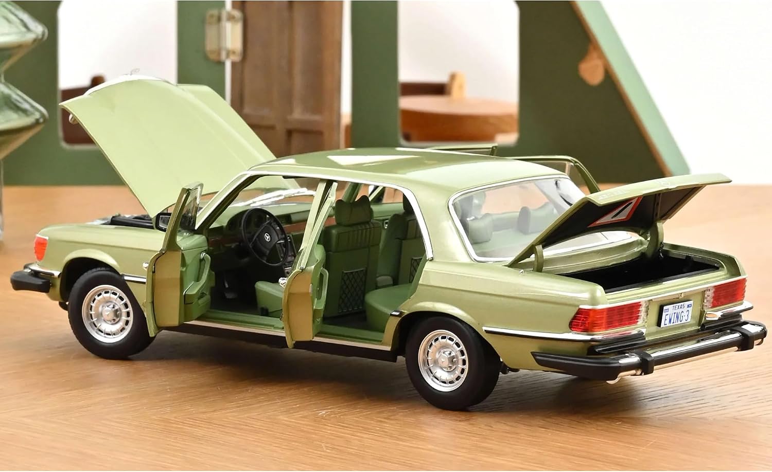 Norev 1/18 Mercedes-Benz 450 SEL US Ver. "Dallas J.R. Ewing " 1979 183975