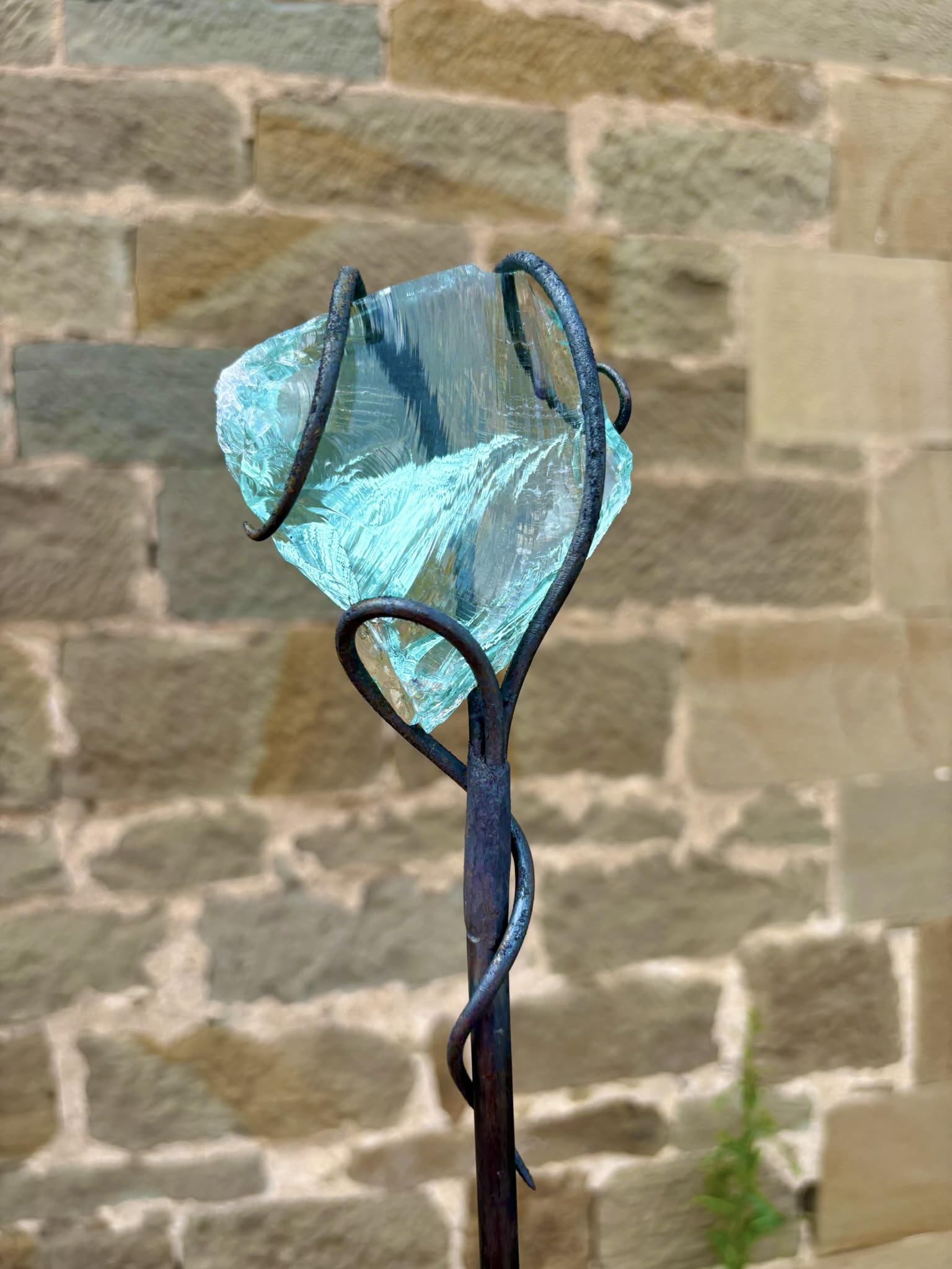 Gartenstecker mit Glas und Metall, Türkis-Blau, Glas-Metall-Deko für Garten und Balkon, handgeschmiedet, 100 cm, Längste Ausdehnung des Kristalls (L oder H oder B: mind. 8 cm)