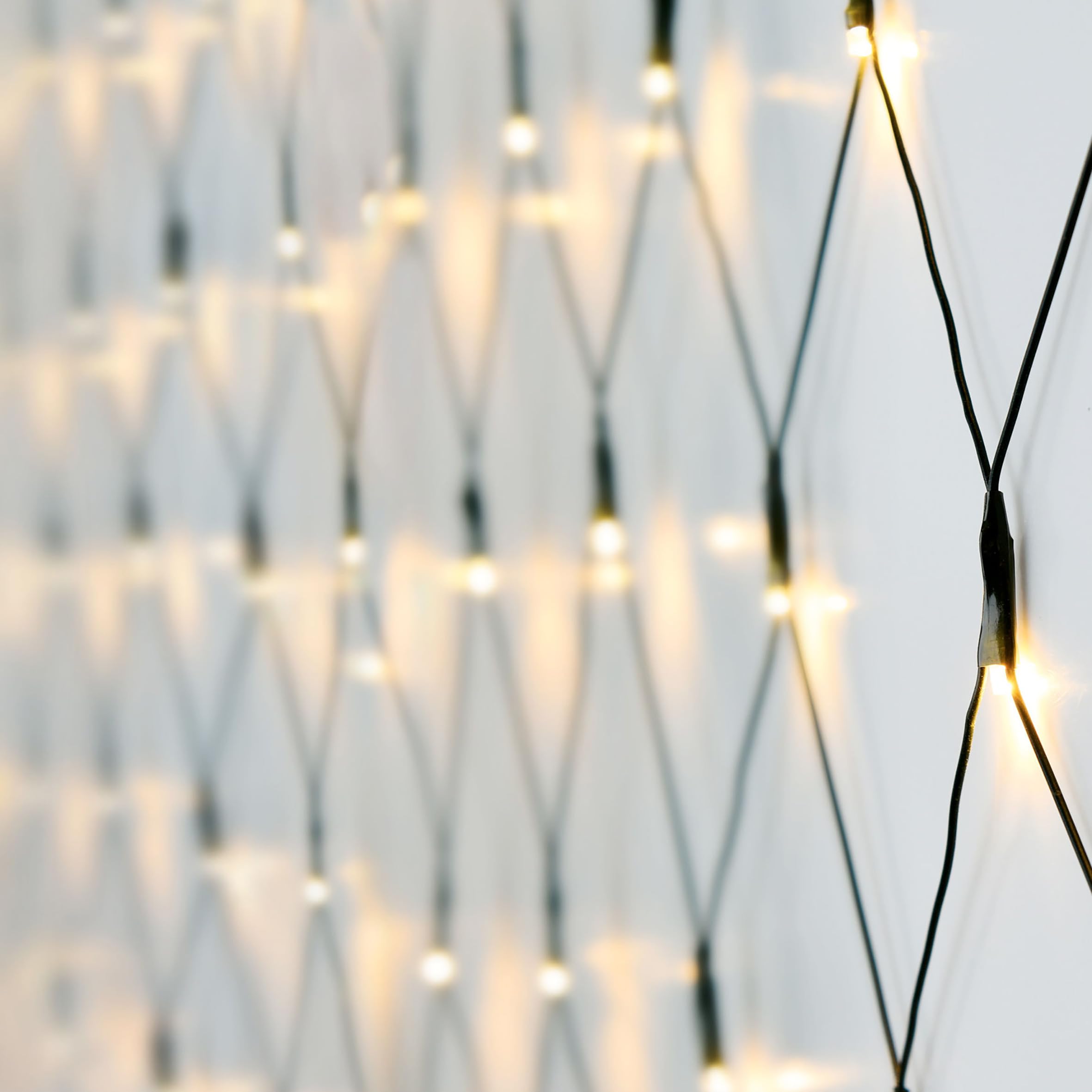 Spetebo Mains 1.5 x 1.5 m - 100 LED Warm White - Battery Operated + Timer Function - Decorative Fairy Lights Just Outside