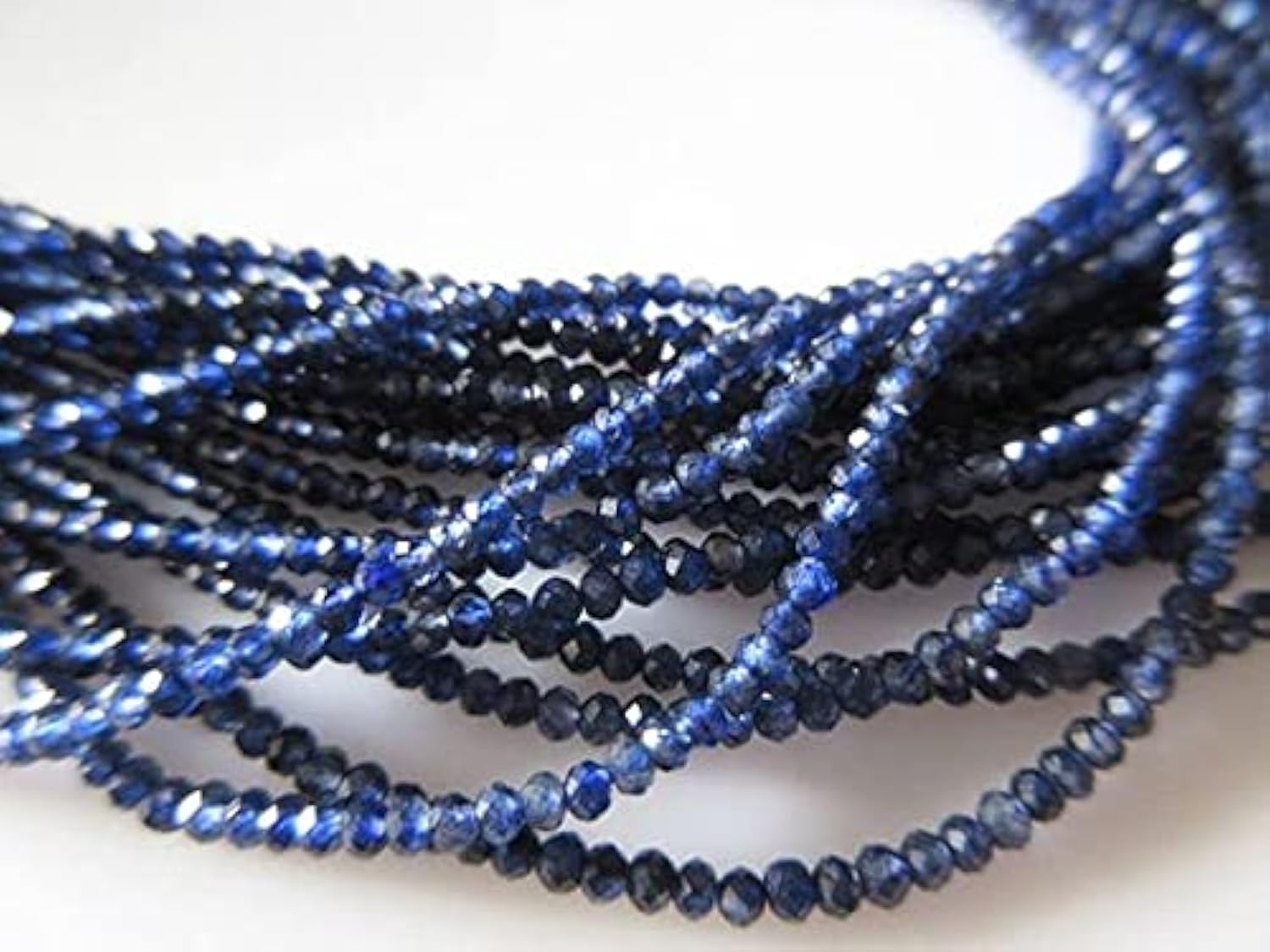 Perles iolite bleue 2mm pour créer un bracelet délicat style bohème chic