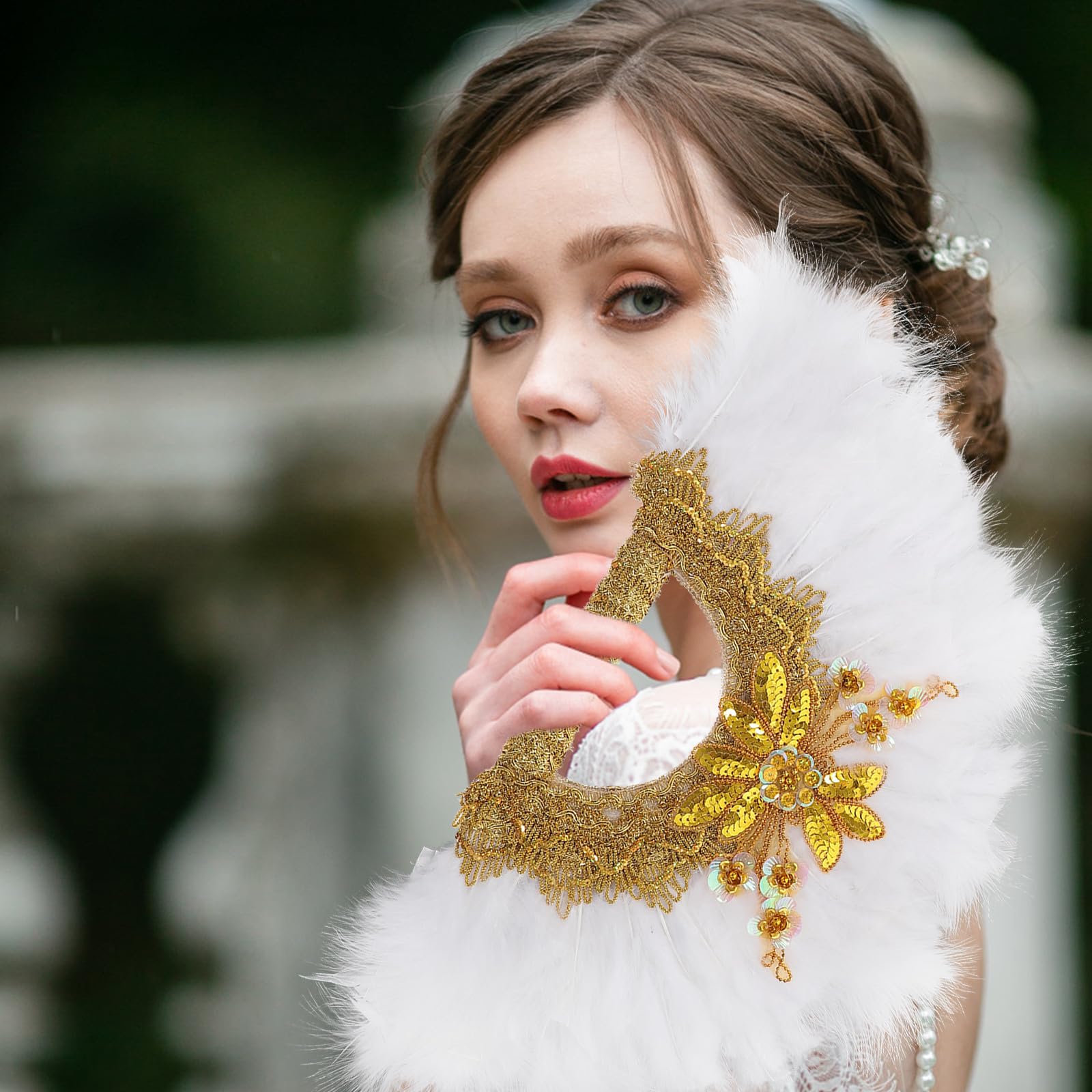 NOLITOY Abanico de Novia Delicado Plumas en Tonos Claros y Bordes Dorados, Accesorio Decorativo Fácil de Manejar para Bodas y Fiestas Elegantes