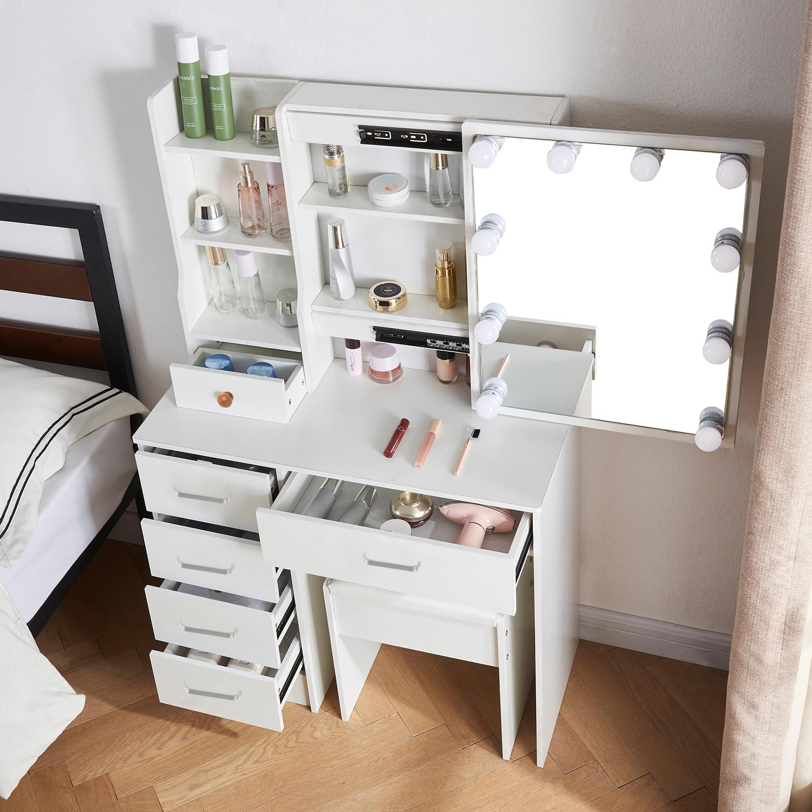 Toeletta Trucco con Luci e Sgabello, Luminosità Regolabile, Postazione Trucco con Specchio e 6 Cassetti, 4 Ripiani Aperti, Moderna, Bianco, 131 x 80 x 36 cm