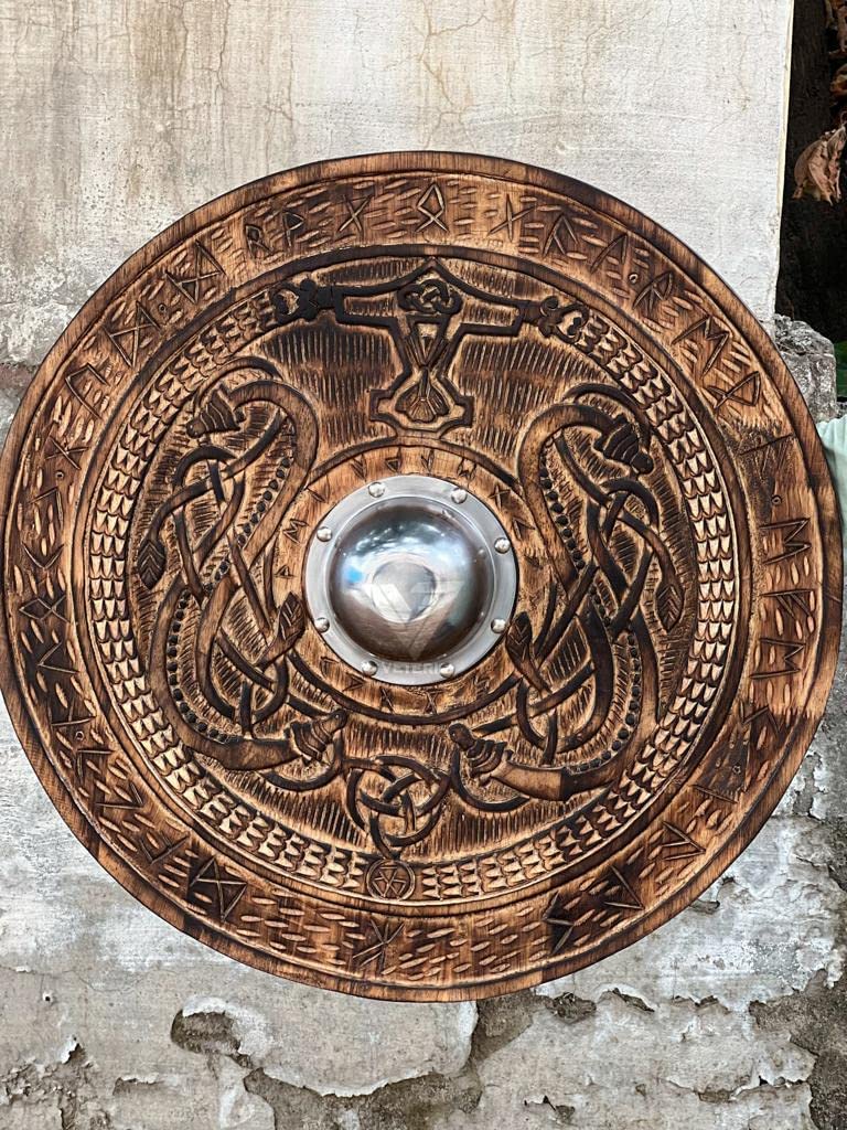 Escudo vikingo medieval para cosplay, juego de rol, vikingo con adornos rúnicos nórdicos tallados, escudo de madera de batalla auténtico escudo vikingo listo para la batalla