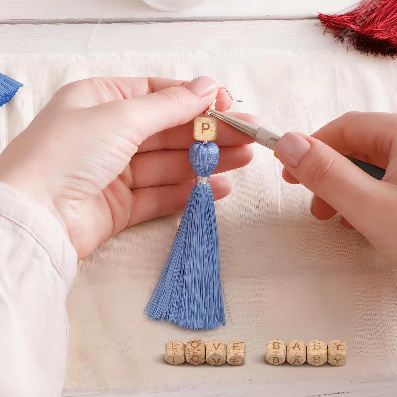 Alipis Cuentas de Madera de Haya Cúbicas Letras del Alfabeto, 260 Piezas para Manualidades, Pulseras y Collares, Cuentas Pequeñas de Letras para Cordones y Proyectos Artesanales