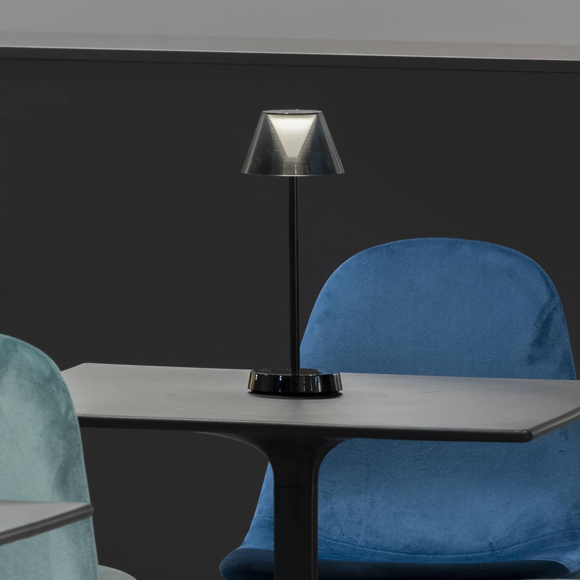Ideal Lux LOLITA Lampada da tavolo a LED integrata dimmerabile nera, interruttore integrato, 3000K, IP54