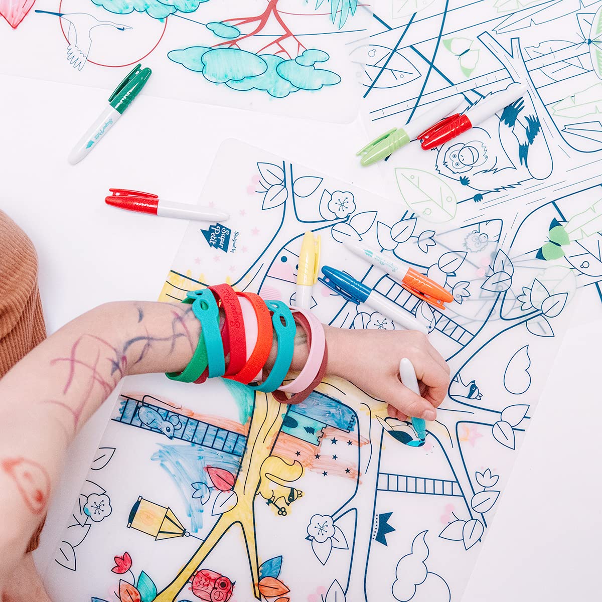 SUPER PETIT - Jeu éducatif - Set De Table éducatif - coloriage réutilisable - Arbre Magique - 5 Feutres Et Bracelet Fournis - Facile à Nettoyer - Réutilisable - Antibactérien - À Partir De 3 Ans
