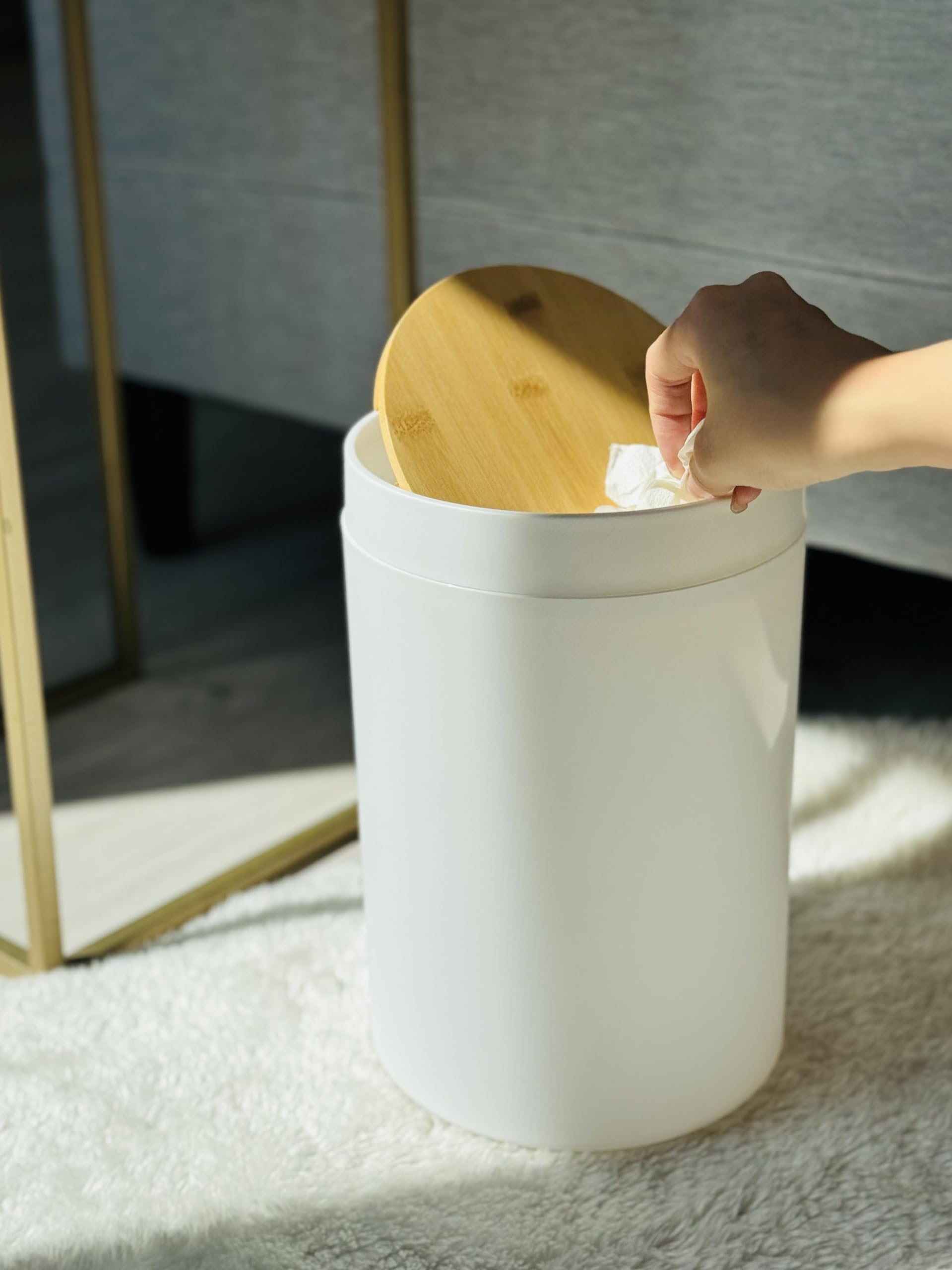 DAMDAM GO Papelera de Baño 5L con Tapa Basculante de Bambú Natural, Cubo de Basura Pequeño Blanco Diseño Minimalista Moderno para Baño, Dormitorio y Oficina